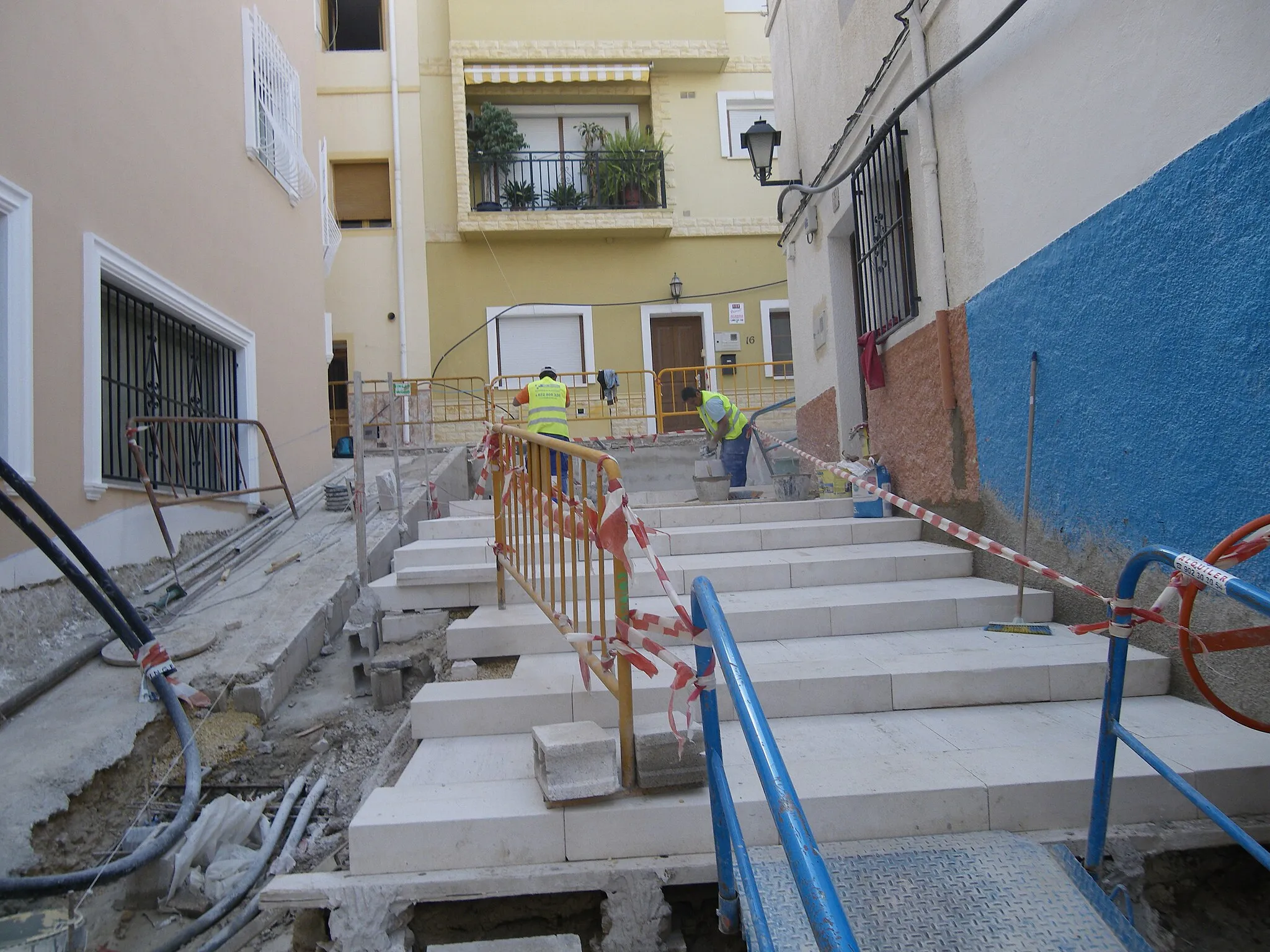 Photo showing: ruelle de calpe en refection juin 2011