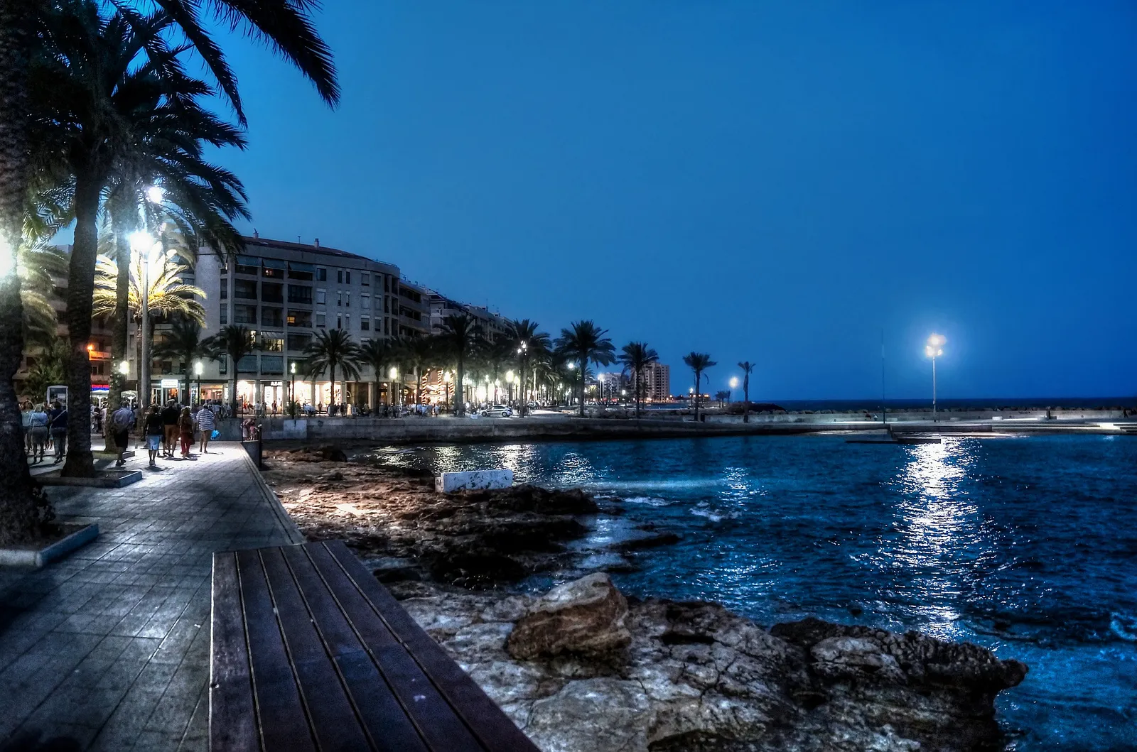 Photo showing: Paseo marítimo en Torrevieja.