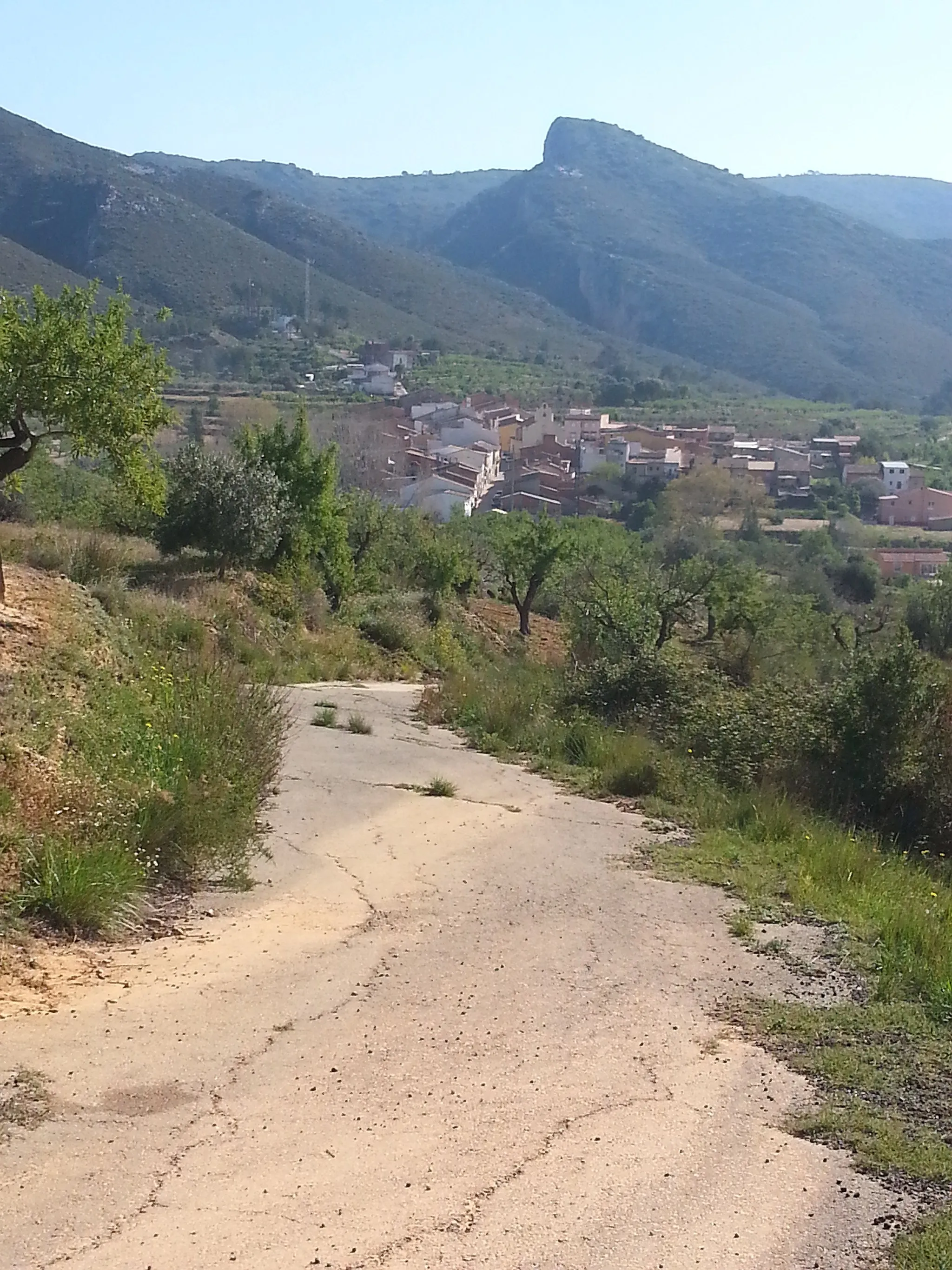 Photo showing: View of the village of Pinet, Vall d'Albaida, Valencia, Spain, from the west