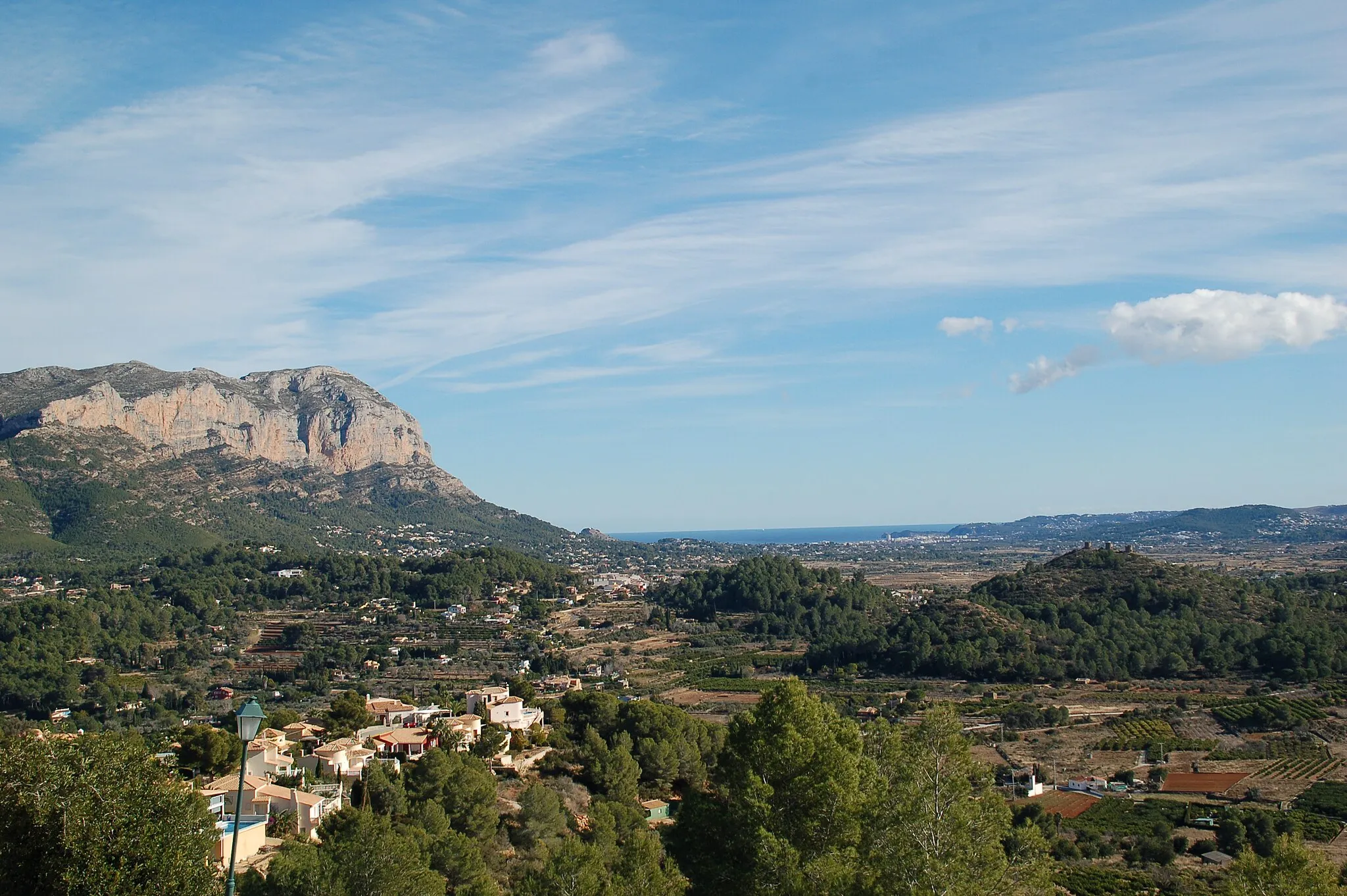 Photo showing: el Montgó i la Mar Mediterrània vist des de la Sella (Pedreguer)