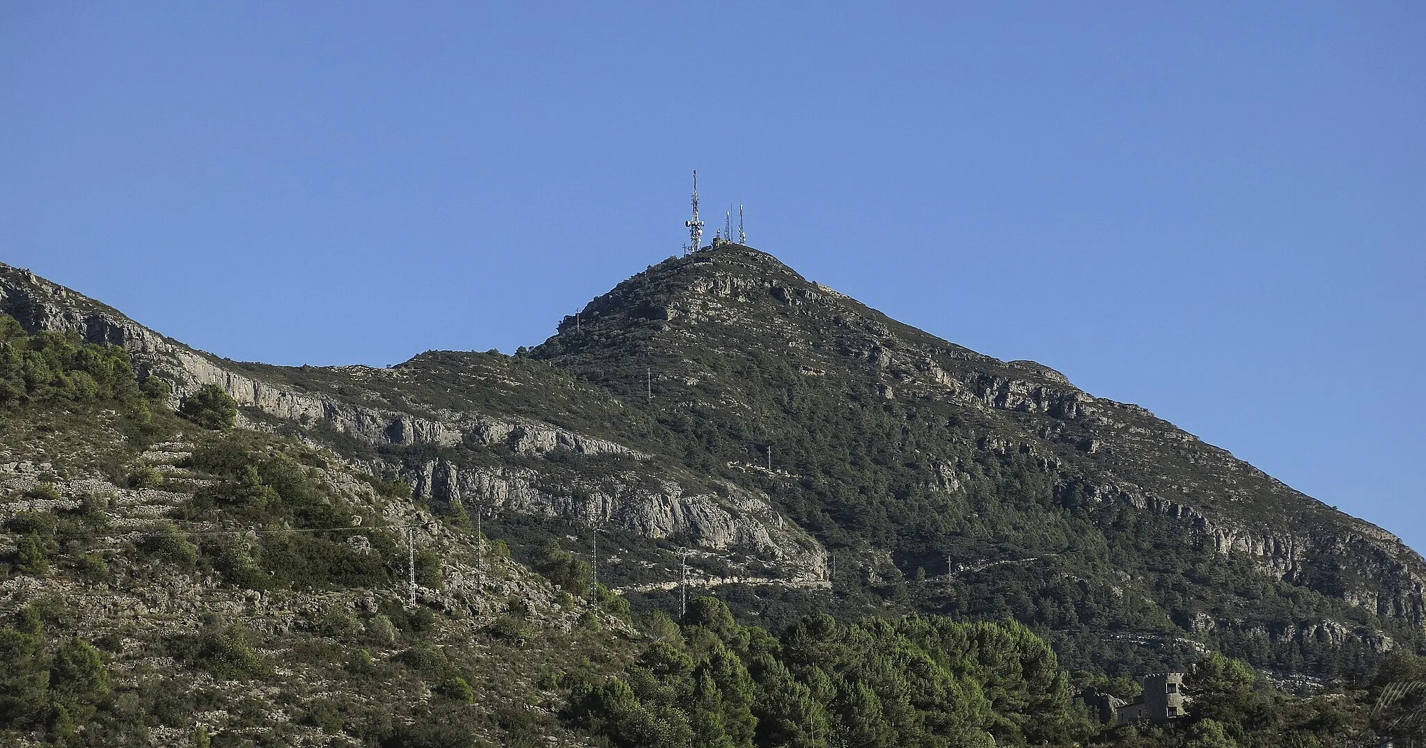 Photo showing: El Mondúber, a voltes escrit Mondúver, Montdúver o Montdúber és un massís muntanyós situat a la comarca de la Safor, a 841 metres d'altura. El cim pertany al terme de Xeresa, tot i que els termes municipals de Barx i Xeraco ocupen gran part de la muntanya. (Viquipèdia)