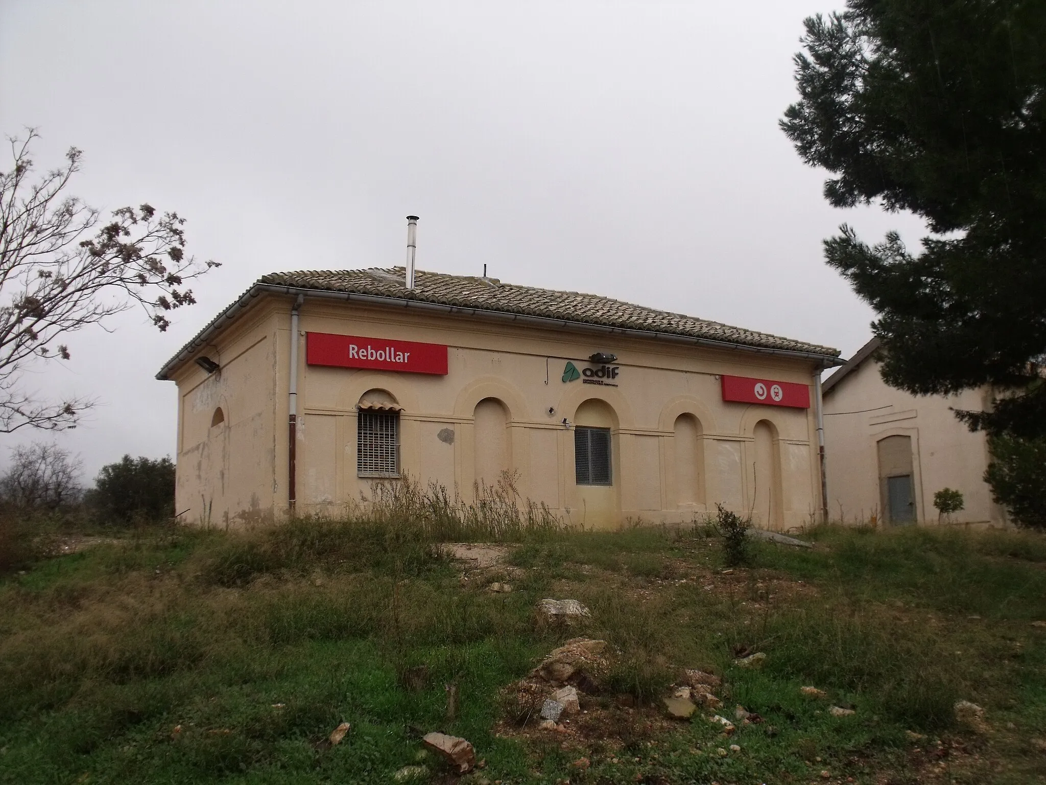 Photo showing: Diversas vistas de la estación de El Rebollar