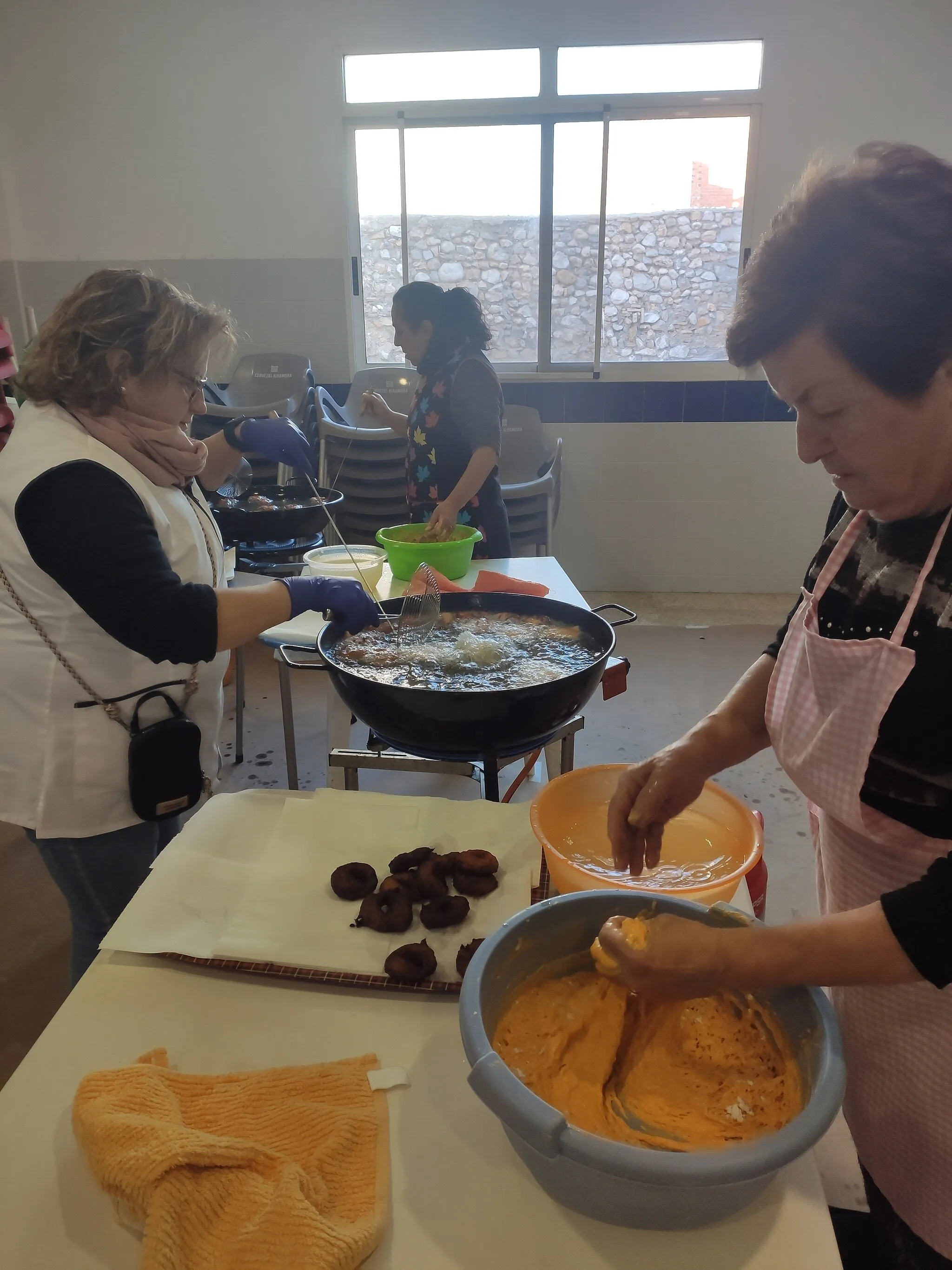 Photo showing: El Porrat de San Blas de Potries, Encarna haciendo buñuelos de calabaza