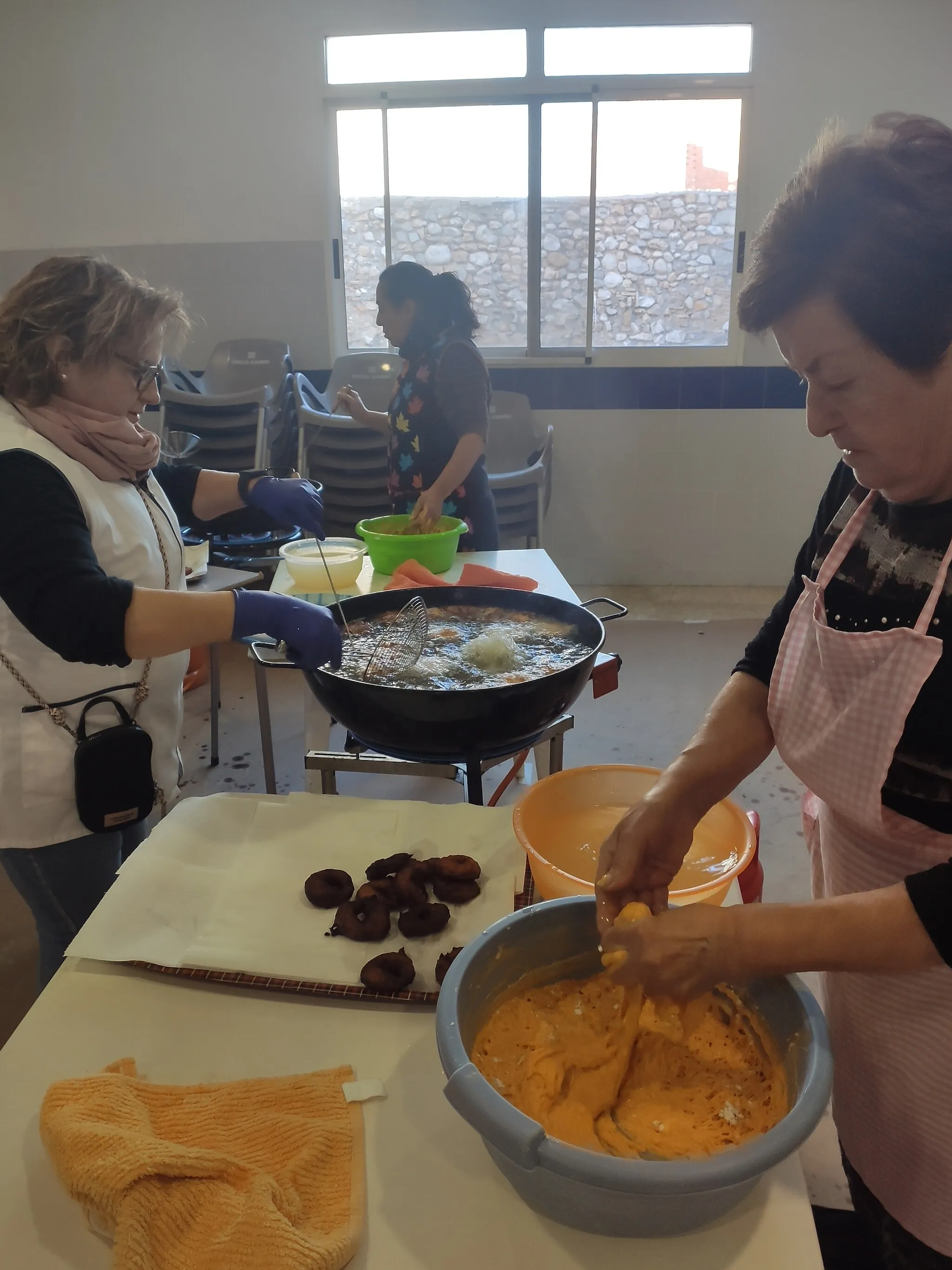 Photo showing: El Porrat de San Blas de Potries, Encarna haciendo buñuelos de calabaza