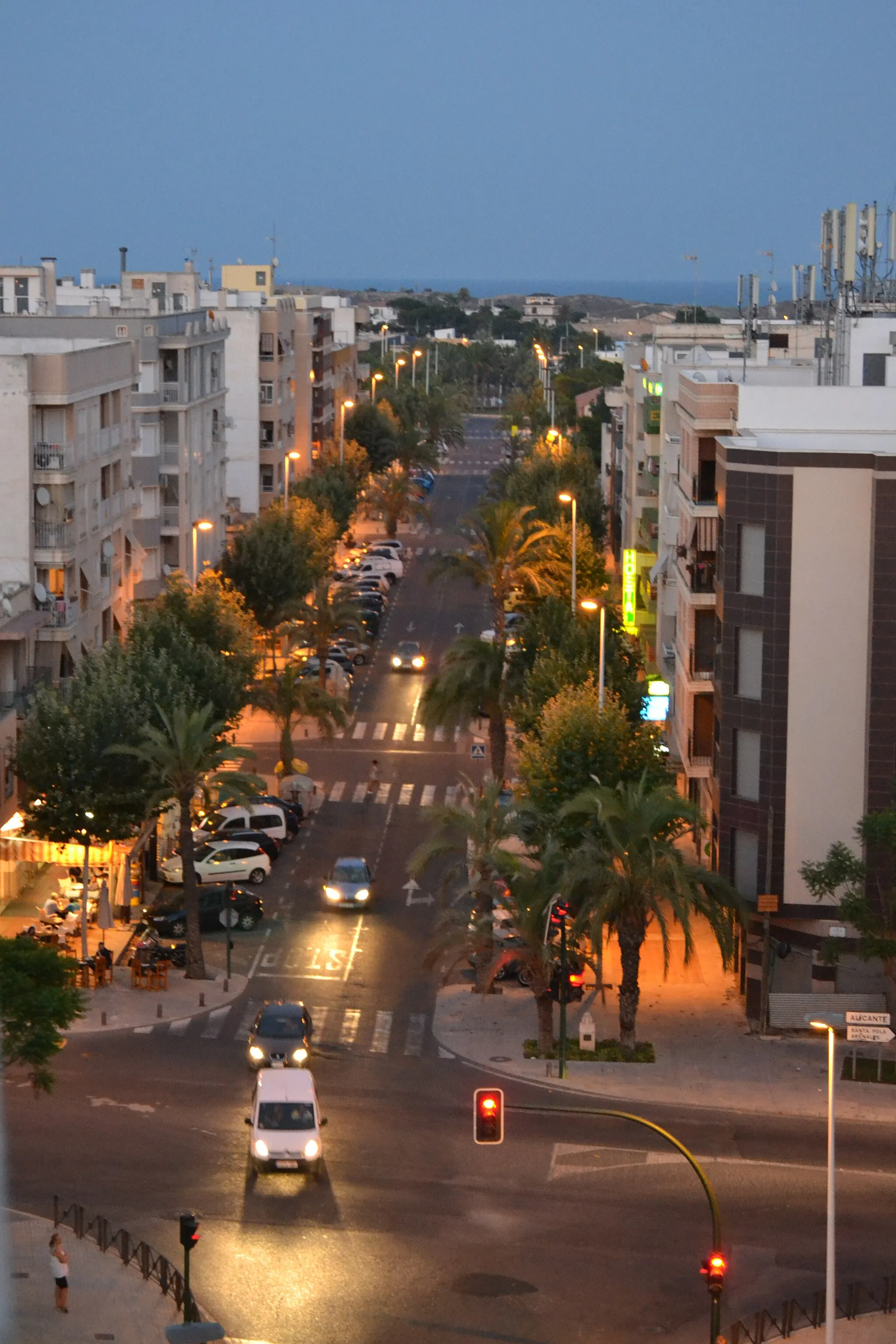 Photo showing: Esta foto está tomada desde la terraza de mi edificio en El Altet. En ella se contempla la avenida Dama de Elche desde su inicio en el cruce con la N-332 Hasta su final, al fondo, en la plaza del Pais Valenciano