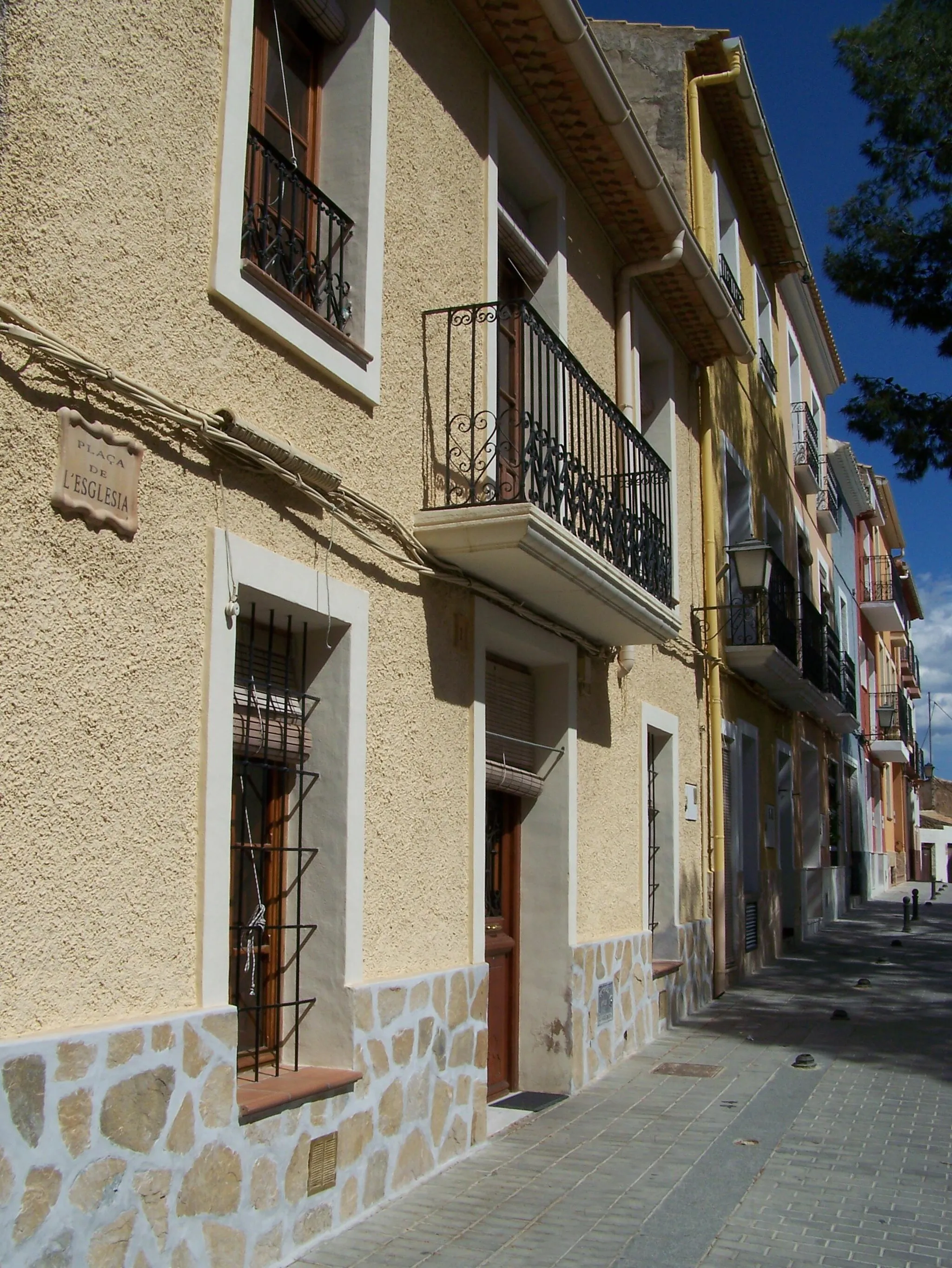 Photo showing: Aguas de Busot (Aigües): Calle Mayor desde la Plaza de la Iglesia, Alicante, España.