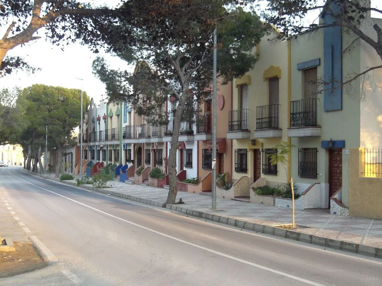 Photo showing: Aigües (Alacantí). Entrada principal al poble.