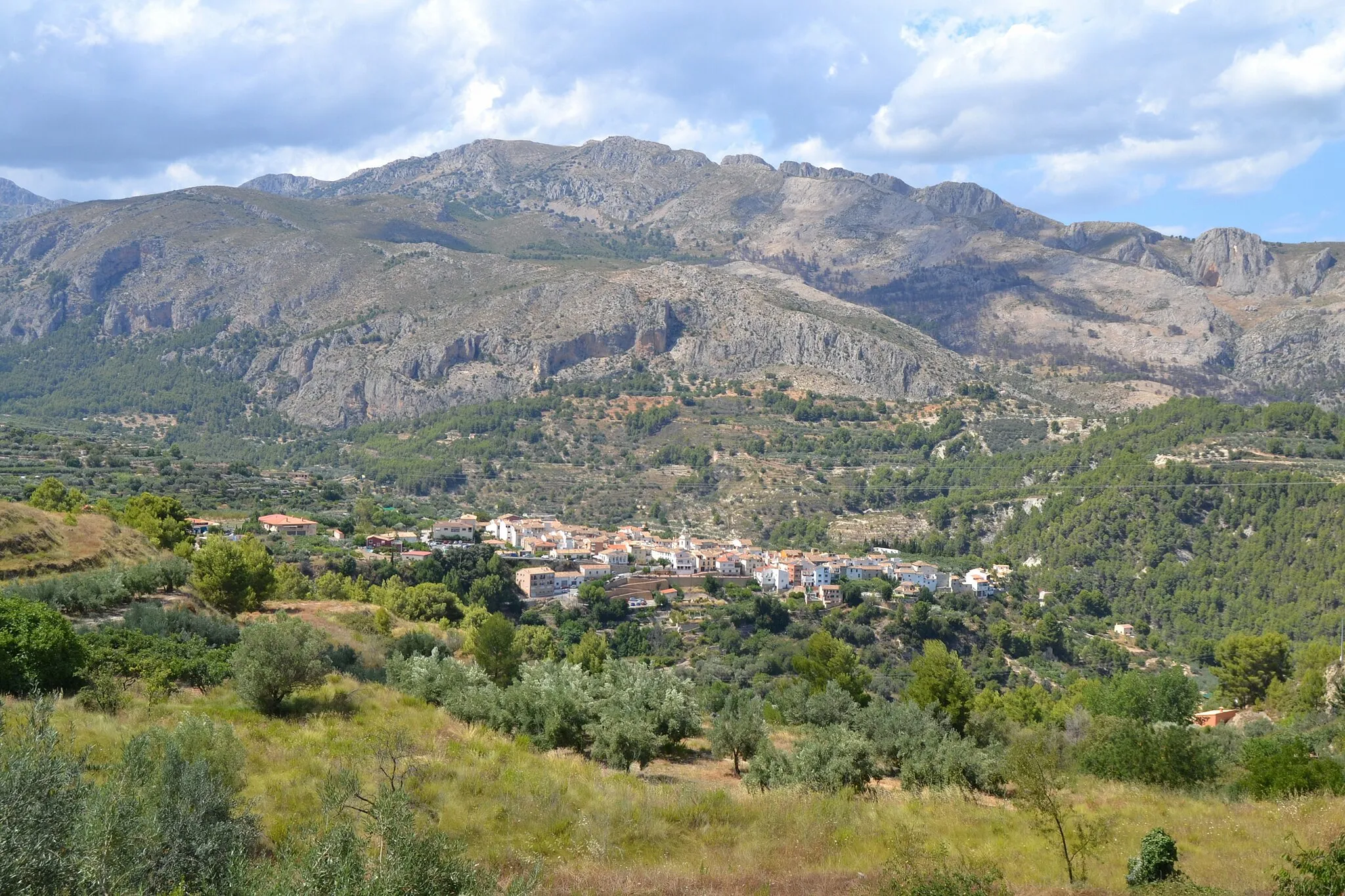 Photo showing: Beniardà i la Serrella des de Benimantell.