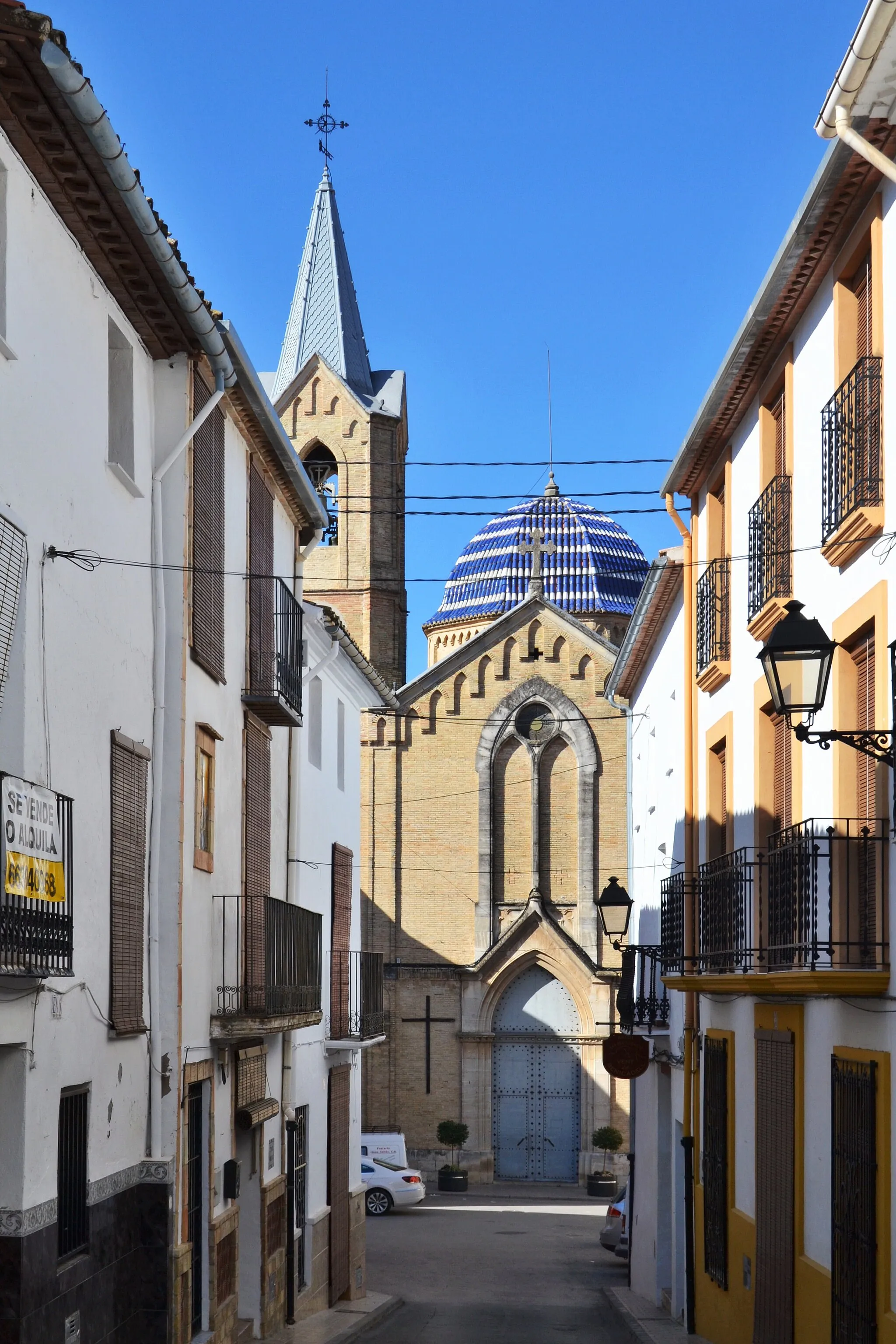 Photo showing: Carrer dels Dolors i església de sant Pere de Beniarrés.