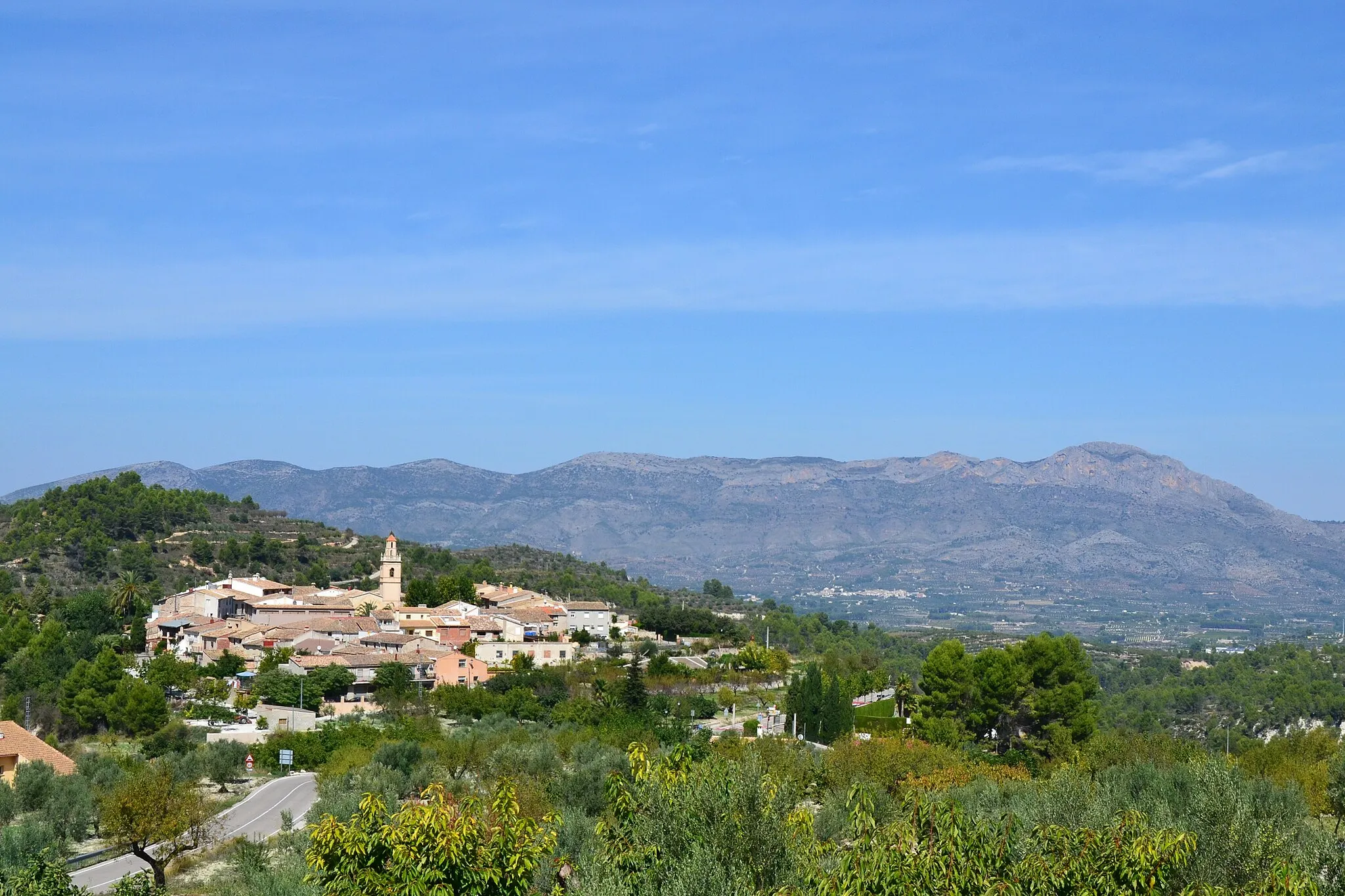 Photo showing: Benillup i la serra del Benicadell.