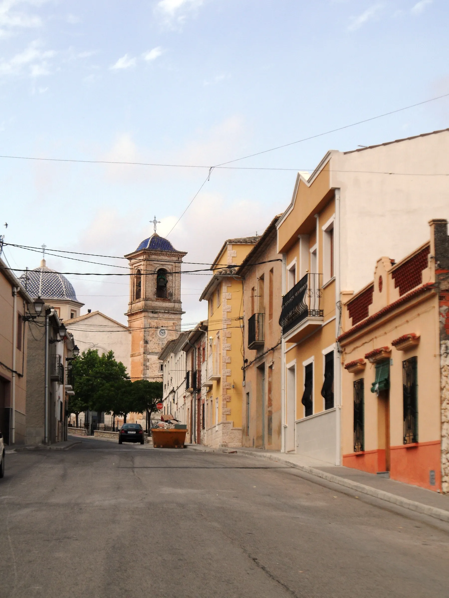 Photo showing: Carrer Músic José Albero i església de Sant Bartolomé del Camp de Mirra.