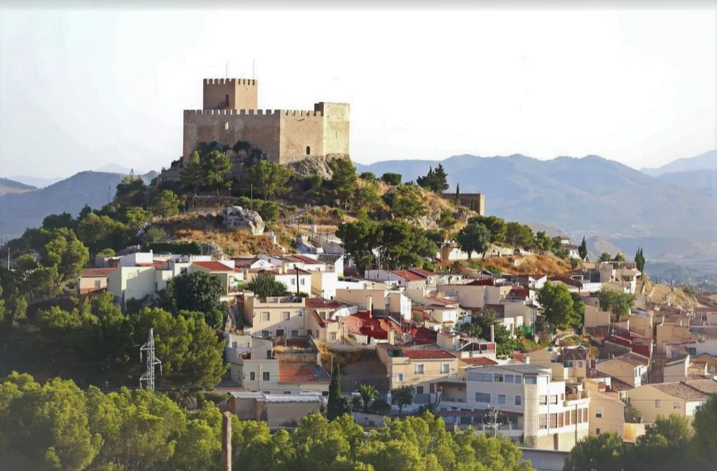 Photo showing: Castillo de Petrel, de origen musulmán en el siglo XII o XIII.