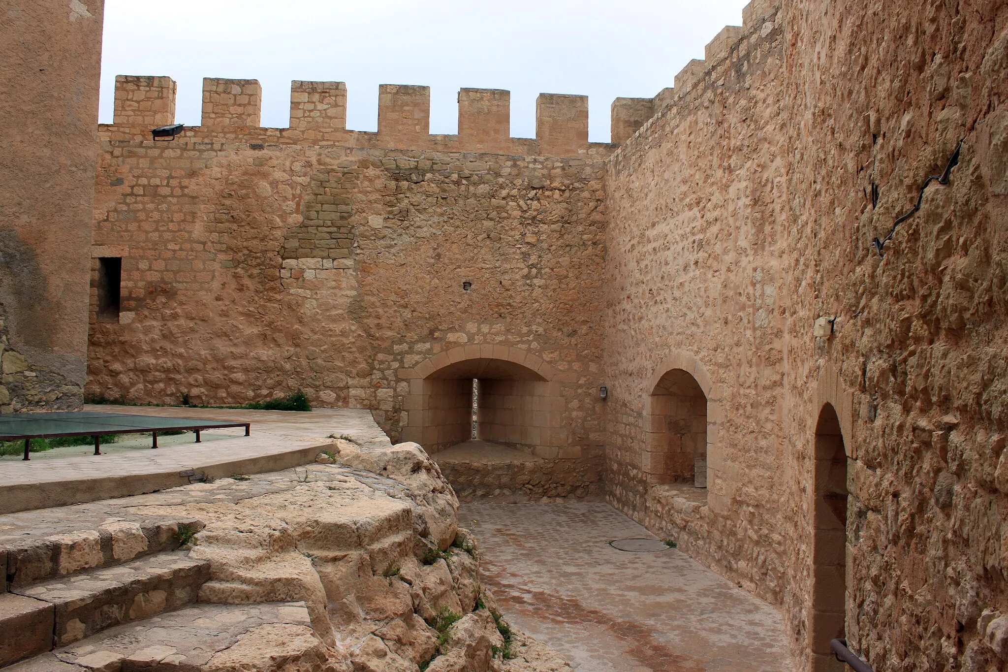 Photo showing: Castillo de Petrer. Vista de la entrada principal desde la capilla. Petrer, provincia de Alicante, Comunidad Valenciana, España.