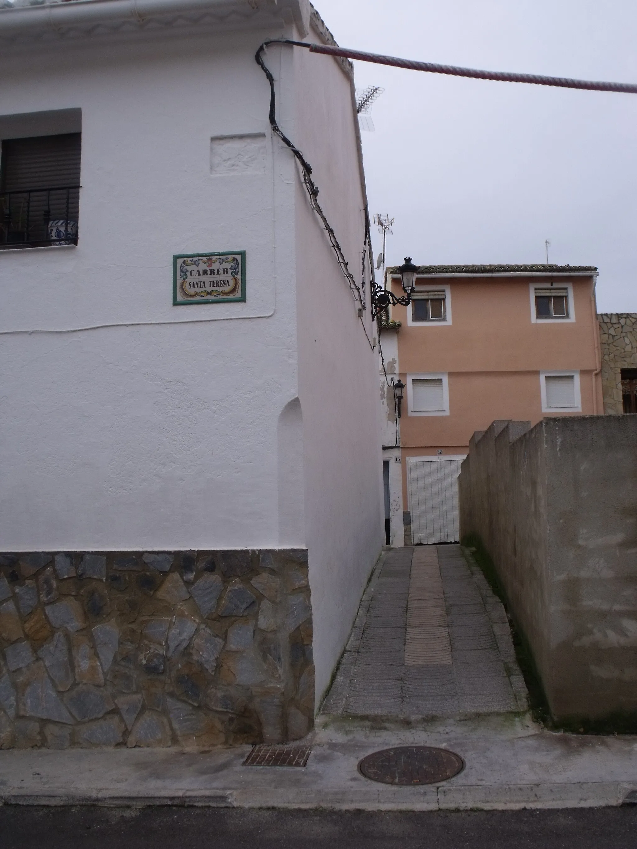 Photo showing: Una de las calle de detrás de la Iglesia.