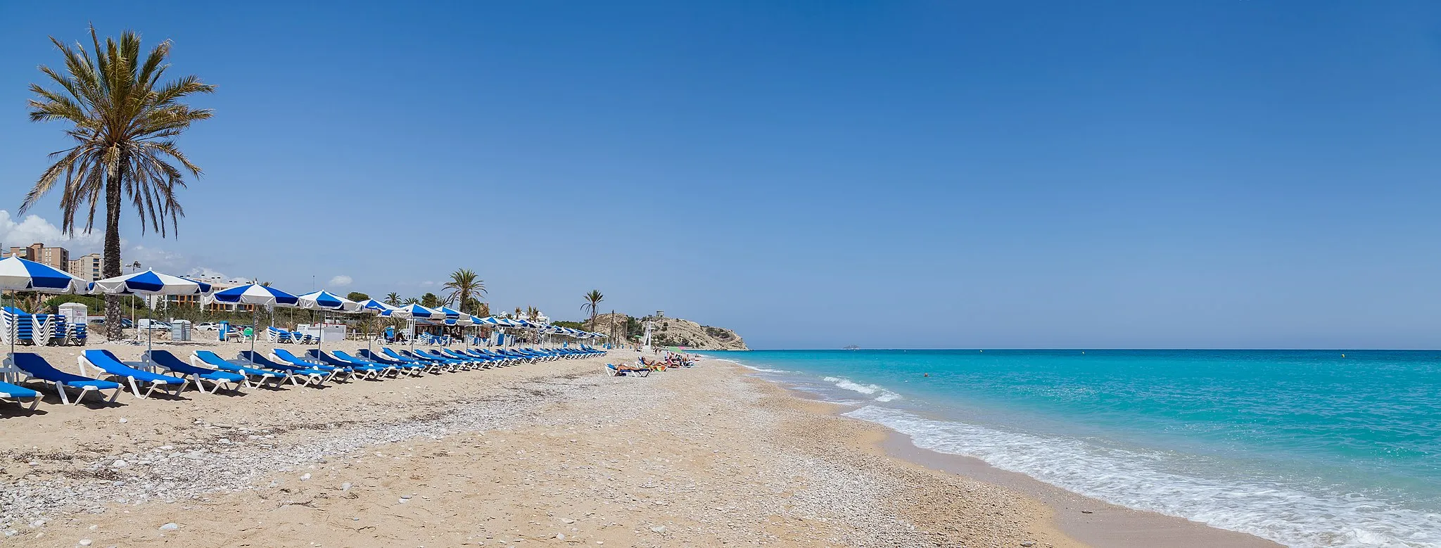 Photo showing: Panoramic view of Paraíso ("Paradise") Beach in Villajoyosa at the Mediterranean Sea (Marina Baixa, Valencian Community), Spain.