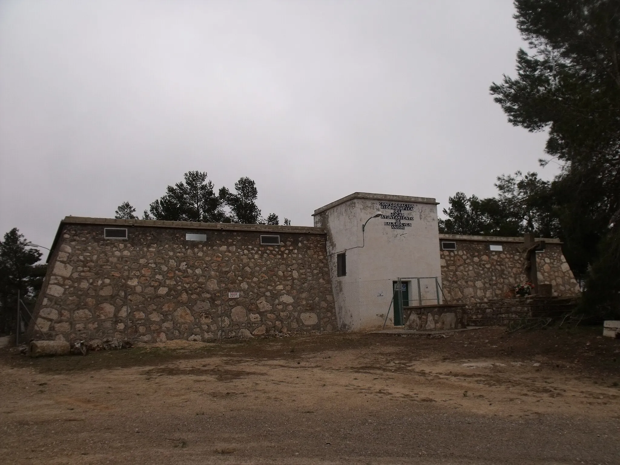 Photo showing: Imágenes del calvario y depósito de agua