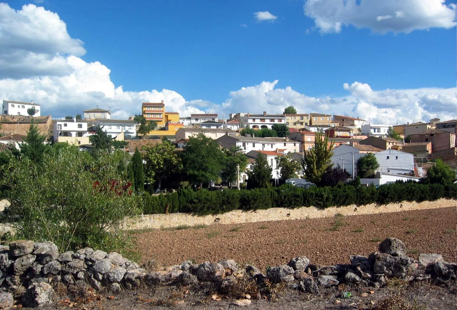 Photo showing: Vista parcial (occidental) del caserío de Garaballa (Cuenca), desde el Monasterio de Tejeda.