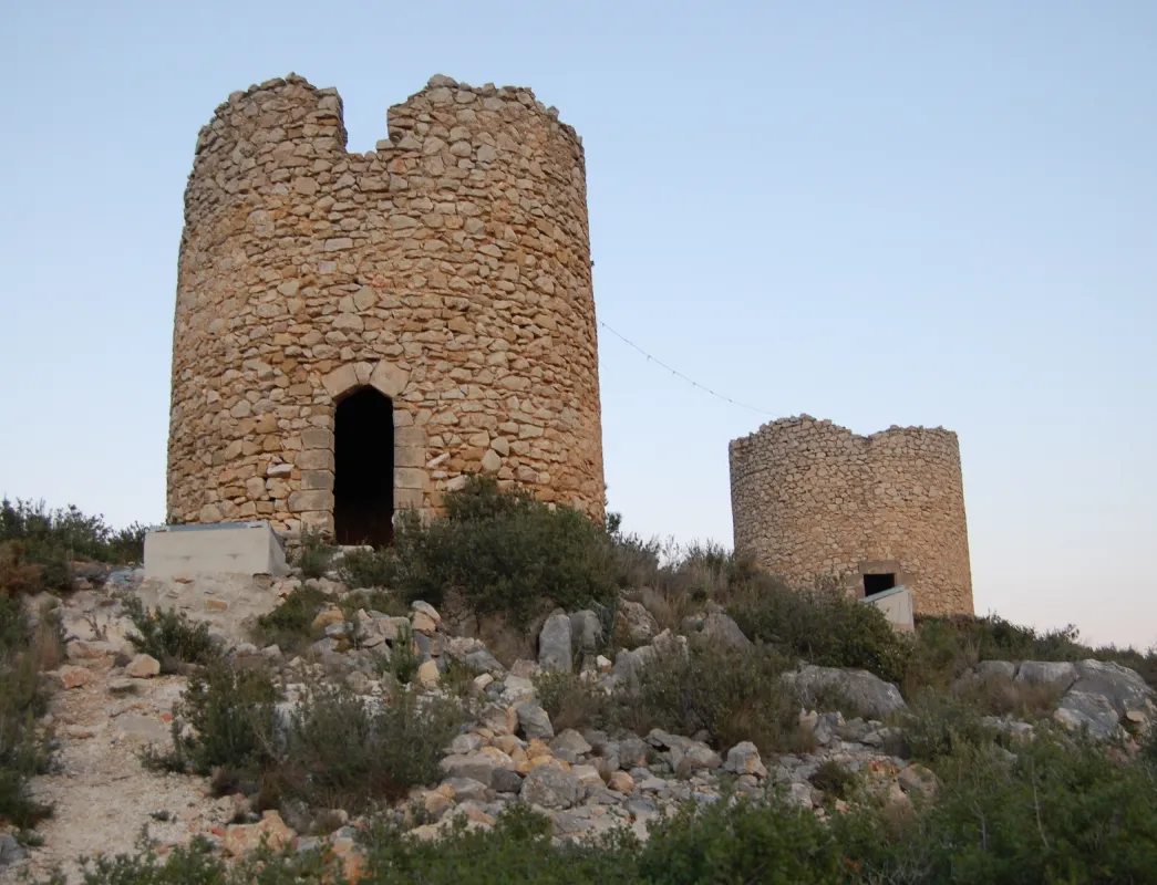 Photo showing: Molinets de Pedreguer (Marina Alta). Construïts al voltant de 1850, eren utilitzats per a moldre el gra i convertir-lo en farina aprofitant la força del vent.