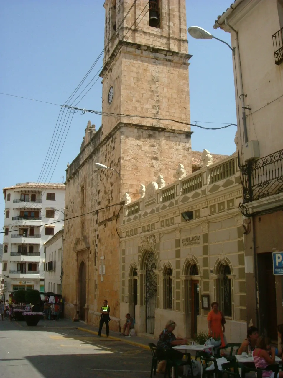 Photo showing: Plaza Mayor, vista de la Iglesia y del Reten de la Policia Local