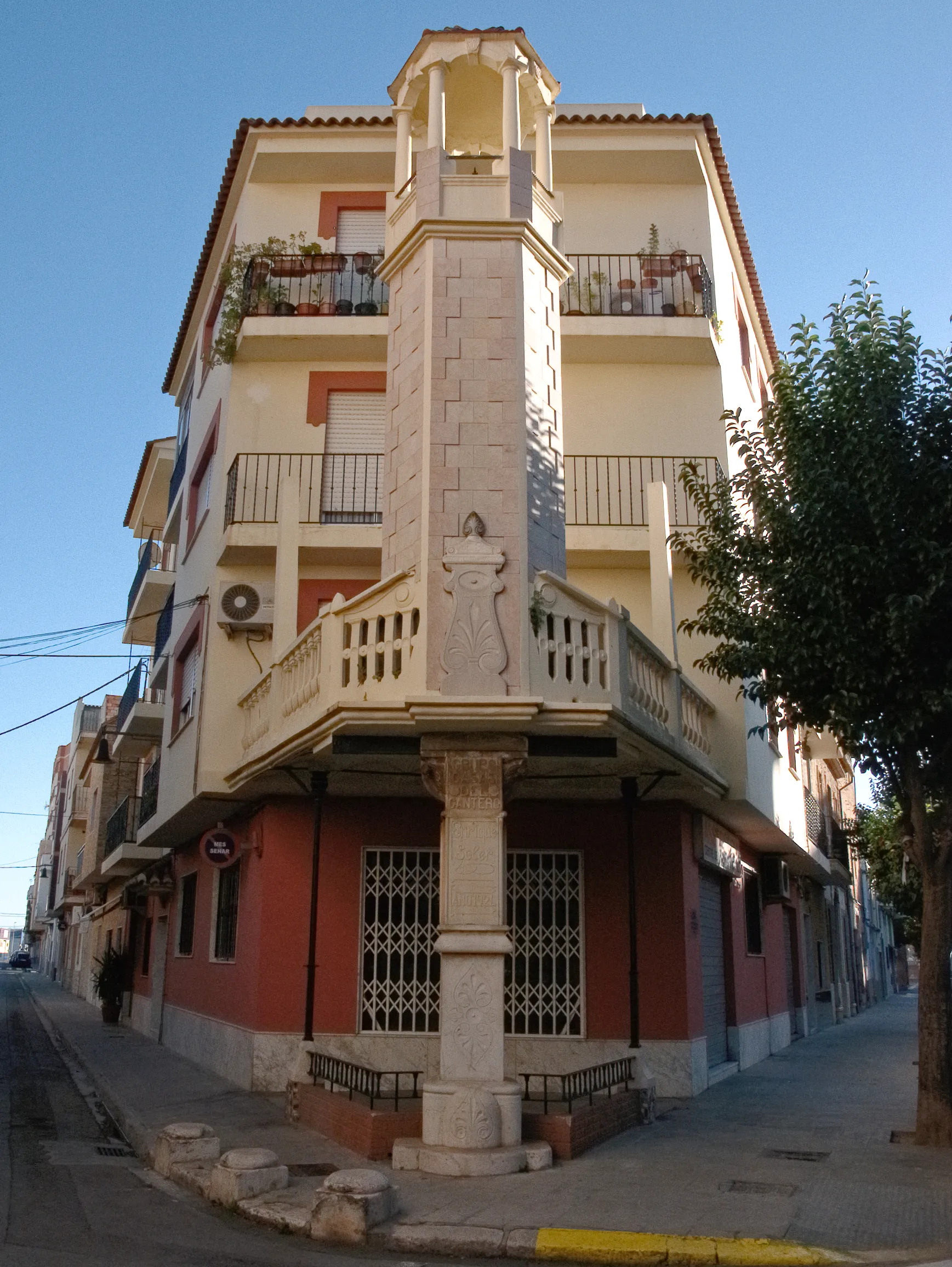 Photo showing: the «Turret» building in l'Alcúdia, located on the corner between Alzira's Old Road and Ausiàs March Avenue.