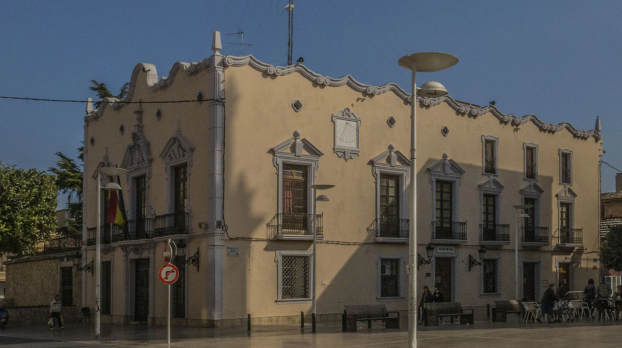 Photo showing: Alginet és un municipi del País Valencià situat a la comarca de la Ribera Alta. Limita amb Alfarb, Algemesí, Benifaió, Carlet i Guadassuar (a la mateixa comarca); i amb Almussafes i Sollana (a la comarca de la Ribera Baixa).
Aquesta fotografia ha sigut editada en:

Diari La Veu del País Valencià, El Palau de Cabanyelles d'Alginet, 7-03-2022 Consulta: 25 de gener de 2023.