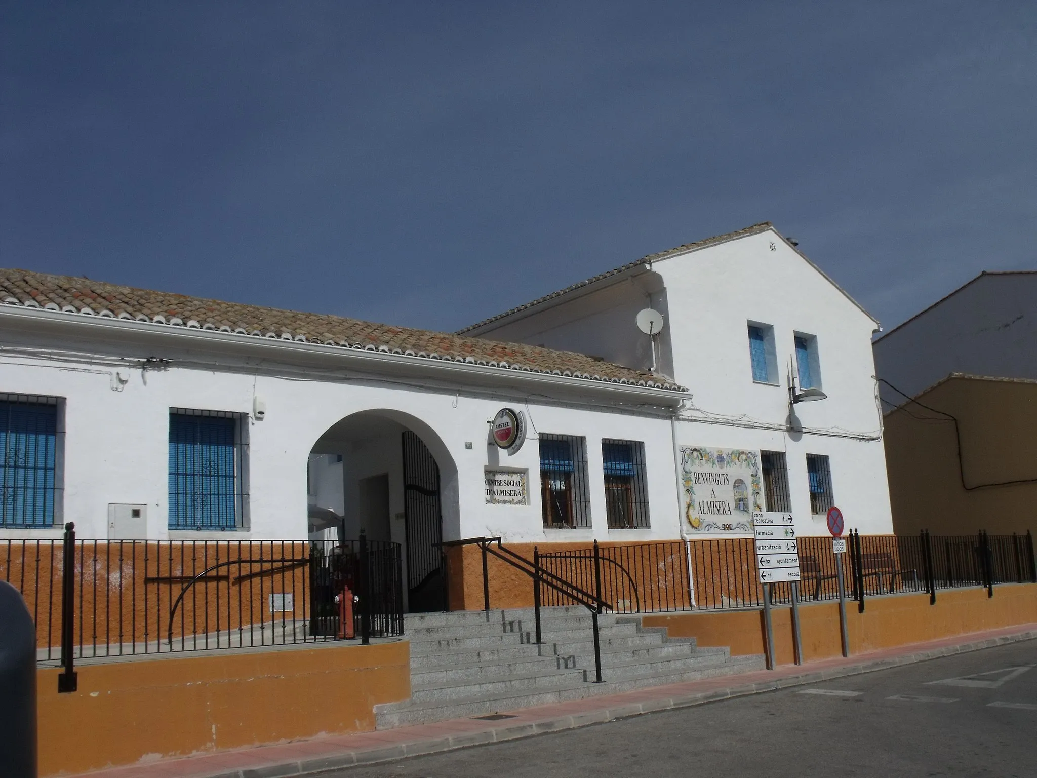 Photo showing: Almiserat, antiguo cuartel de la Guardia Civil utilizado como centro social