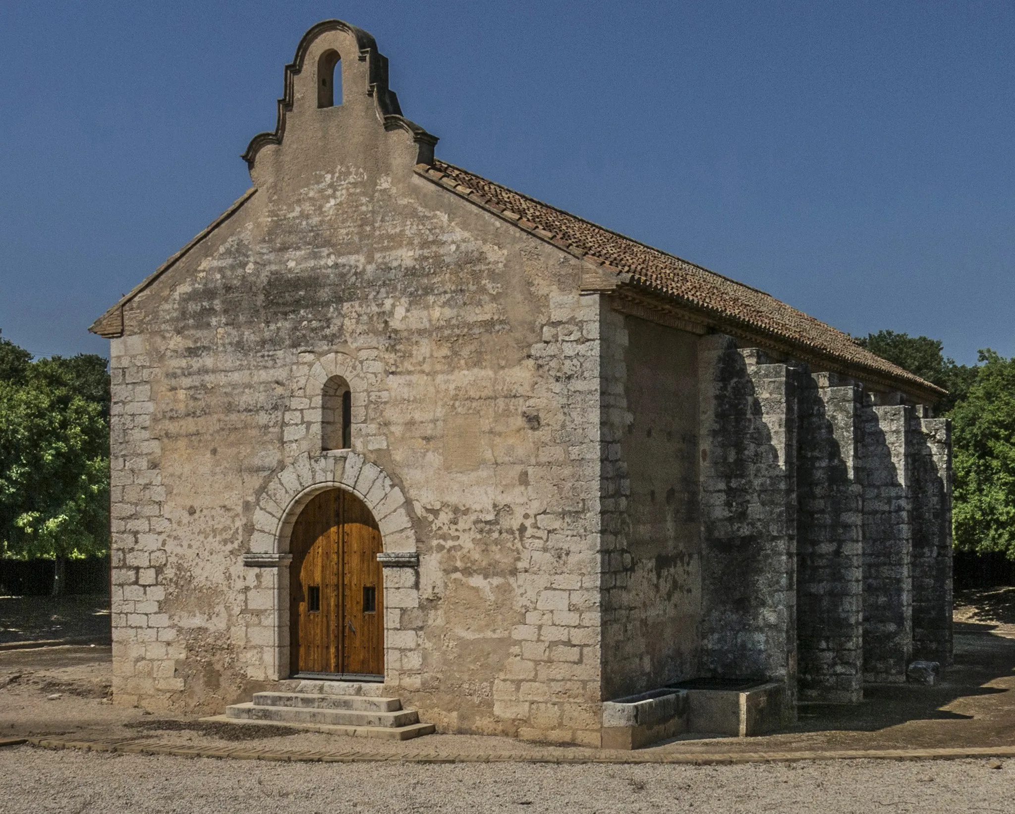 Photo showing: L'ermita de Sant Roc de Ternils està al municipi de Carcaixent (la Ribera Alta, País Valencià); i és l'edifici més antic conservat al poble. Més exactament està ubicada al terme de l'antic lloc de Ternils, a poca distància de Carcaixent en direcció sud. Aquest lloc va anar despoblant-se i va desaparèixer ja en el segle XVI, degut a epidèmies i a riuades contínues, i els habitants passaren a Cogullada i Carcaixent. (Viquipèdia)
Aquesta imatge ha sigut editada en:

ARTEGUIAS, Comienza la restauración de las pinturas góticas en la Ermita de Sant Roc de Carcaixent (València), 14-09-2022
ARTEGUIAS, La restauración de la ermita de Sant Roc de Carcaixent (Valencia) saca a la luz una pintura mural del siglo XIV, 15-04-2023