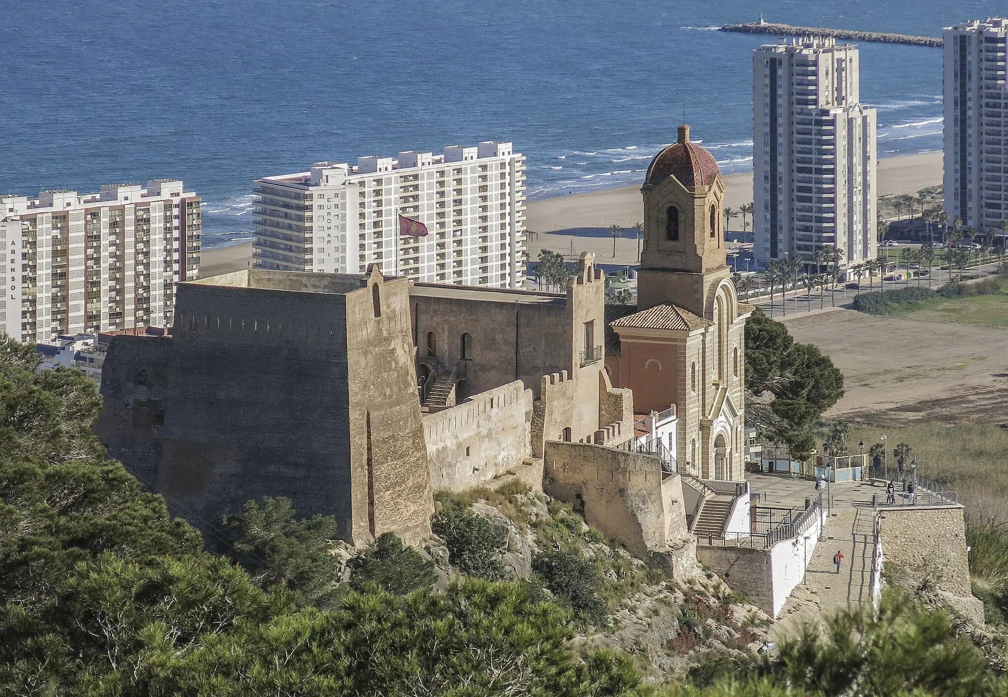 Photo showing: El castell i muralles de Cullera són un conjunt d'arquitectura militar musulmana que es troba a l'esmentada població valenciana. Formen un Bé d'interès cultural amb número 46.21.105-015 i anotació ministerial RI - 51-0004867, de 27 d'abril de 1983. Des de 1997 alberga el Museu Municipal d'Història i Arqueologia de Cullera. (Viquipèdia)
Aquesta imatge ha sigut publicada en:

Nius diario, Adrián Soler, Cullera, meta de la sexta etapa de la Vuelta Ciclista a España, 19-08-2021