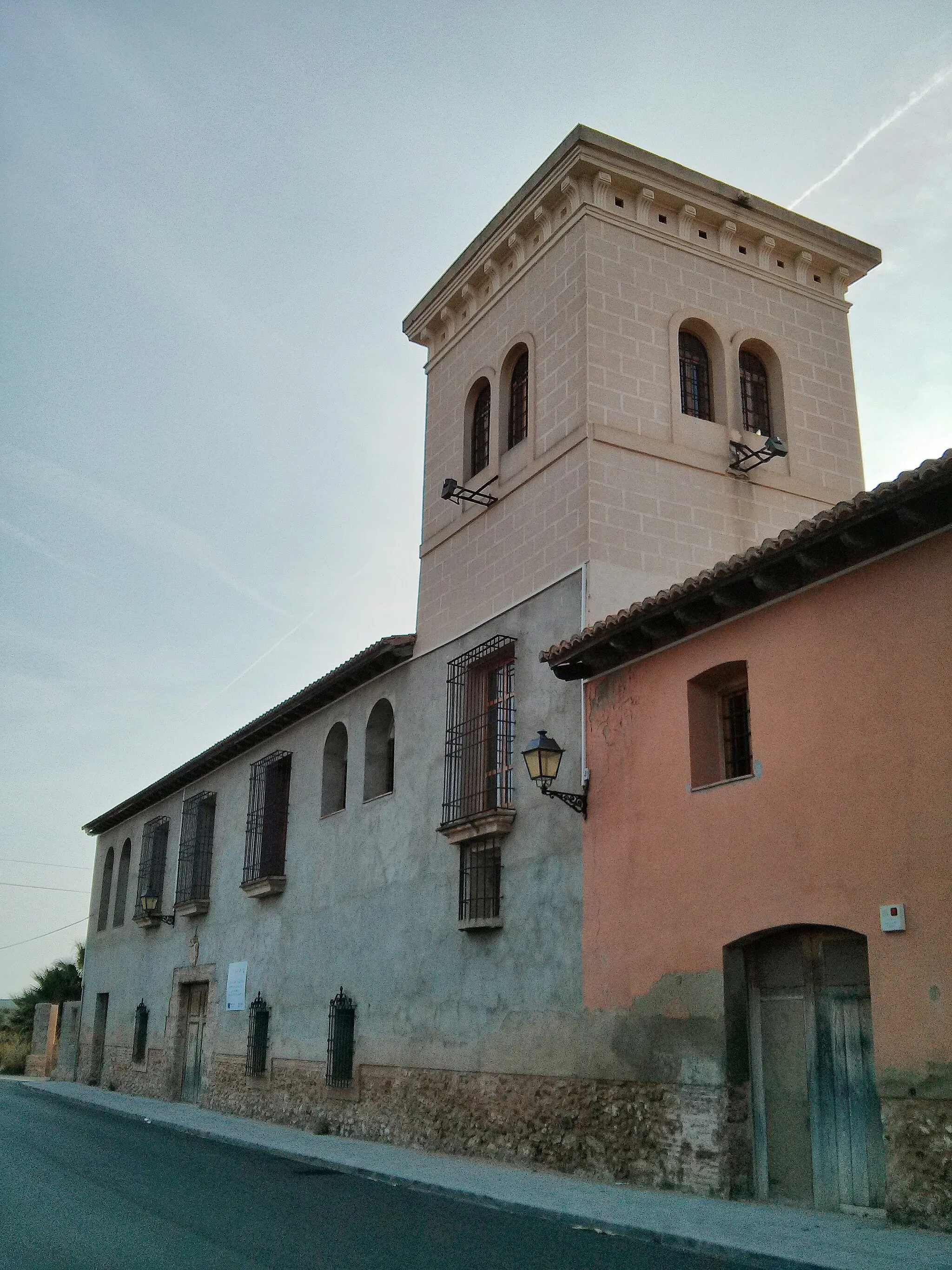 Photo showing: La Torre del Virrey , también llamada Torre Baba, forma parte de una finca que se halla a poco más de medio kilómetro del núcleo urbano de La Eliana, en la comarca de El Campo del Turia, de la provincia de Valencia; junto a la vía del ferrocarril y el límite con el municipio de La Puebla de Vallbona. Está catalogada como Bien de interés cultural, con anotación ministerial número R-I-51-0010675 y fecha de anotación 27 de agosto de 2001.