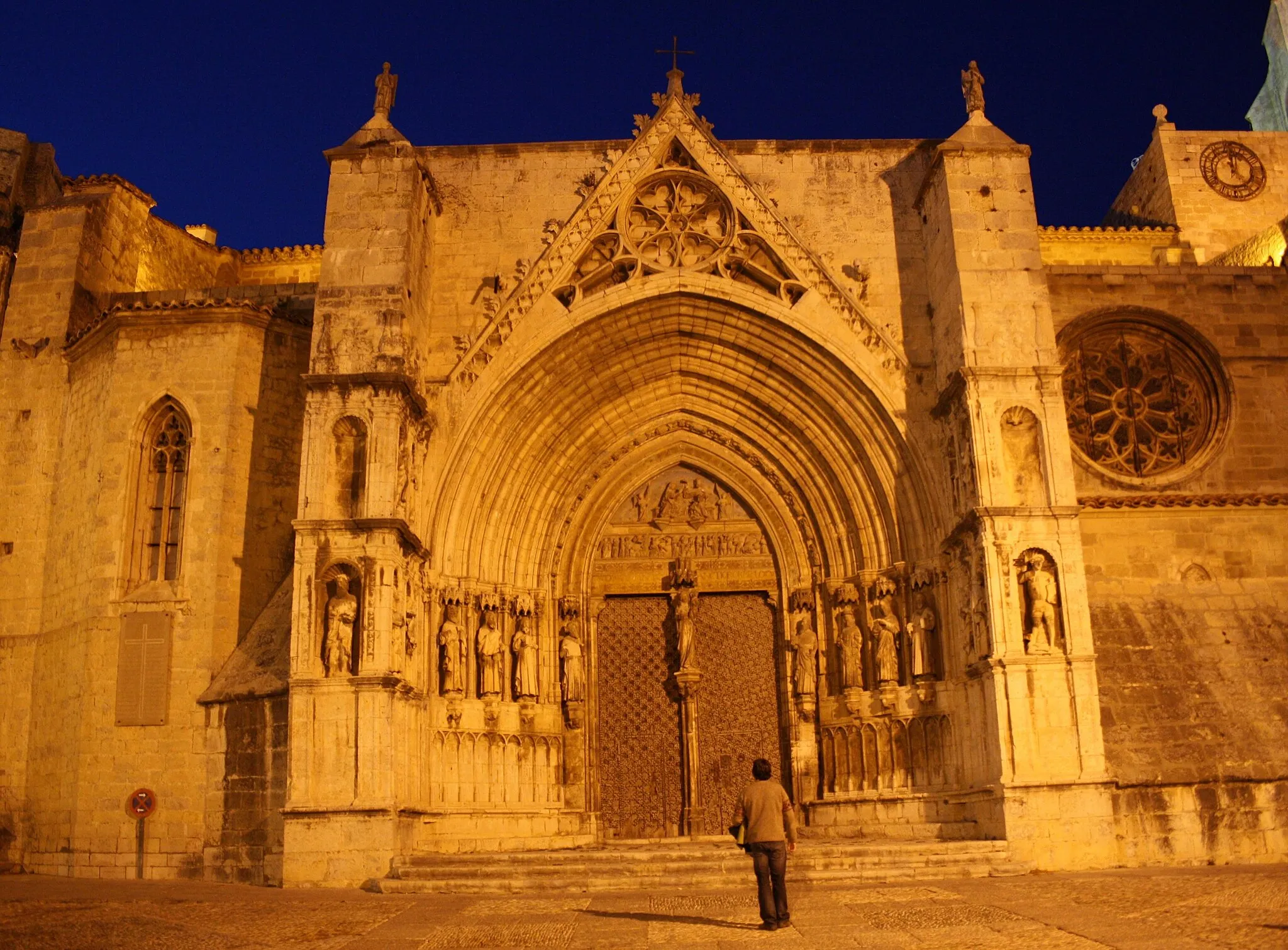 Photo showing: Door of the Church of Santa María la Mayor at blue hour, Morella, Spain