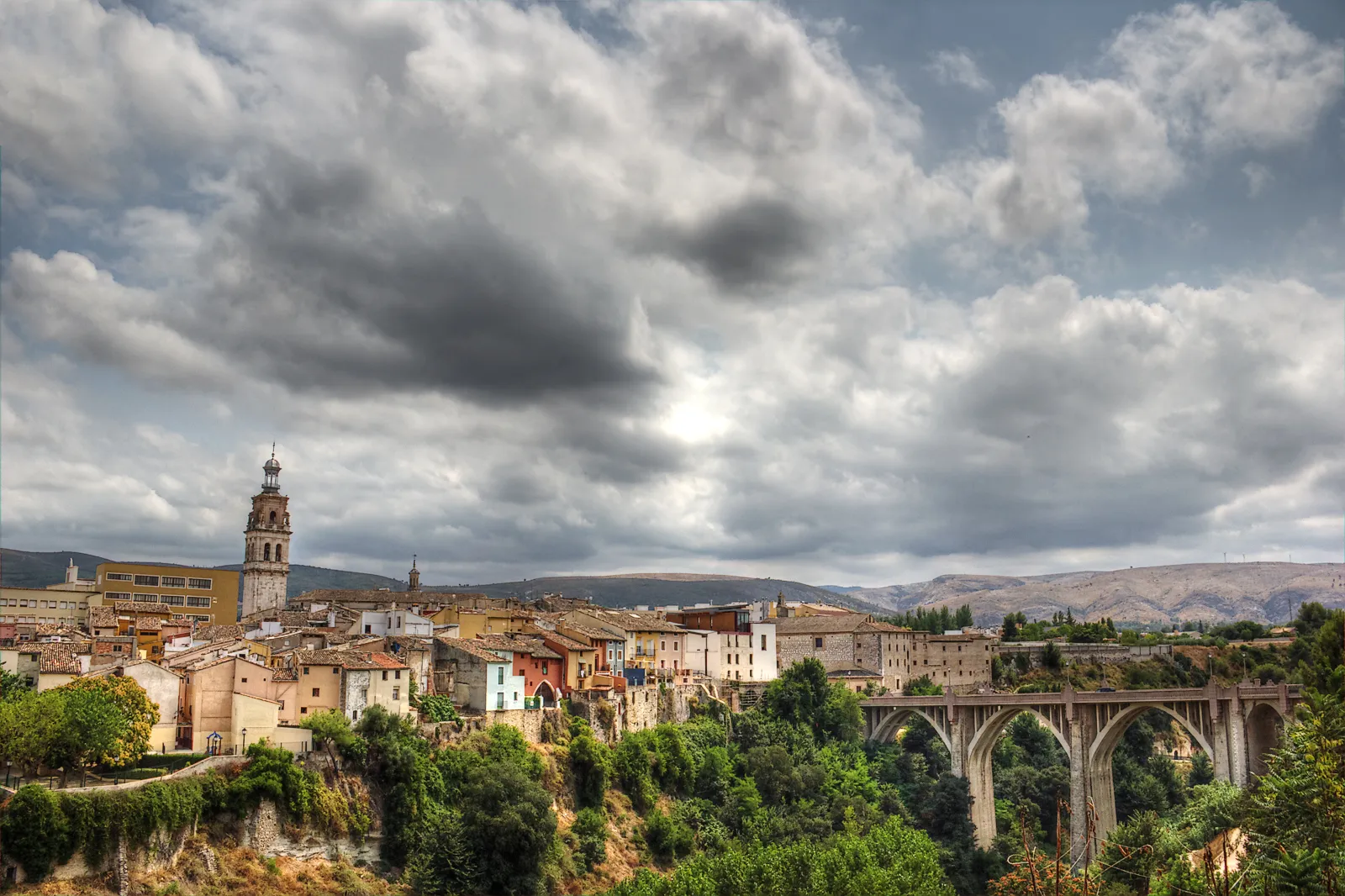 Photo showing: Vista del casco antiguo de Ontinyent o "La Vila" con el campanario de la iglesia de Sta. Maria a la izquierda, la antigua muralla en el centro y el puente de Sta. Maria a la derecha