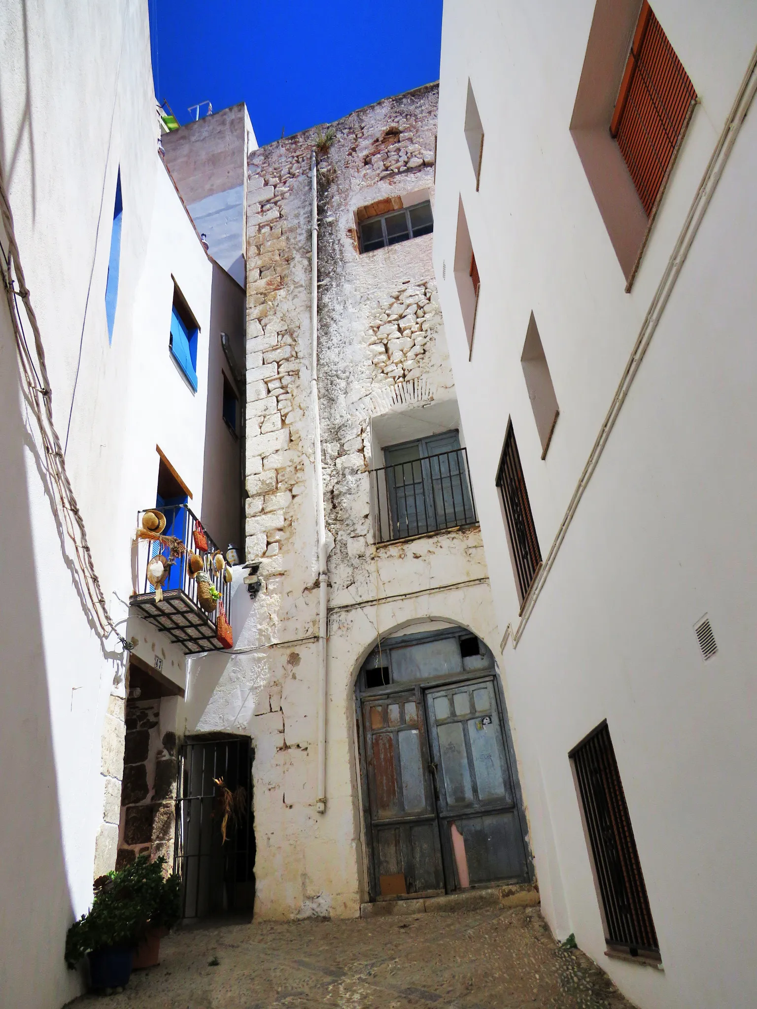 Photo showing: Casa al carrer de Juan José Fulladosa Sanz, 30 (Peníscola), façana c. Orde del Temple