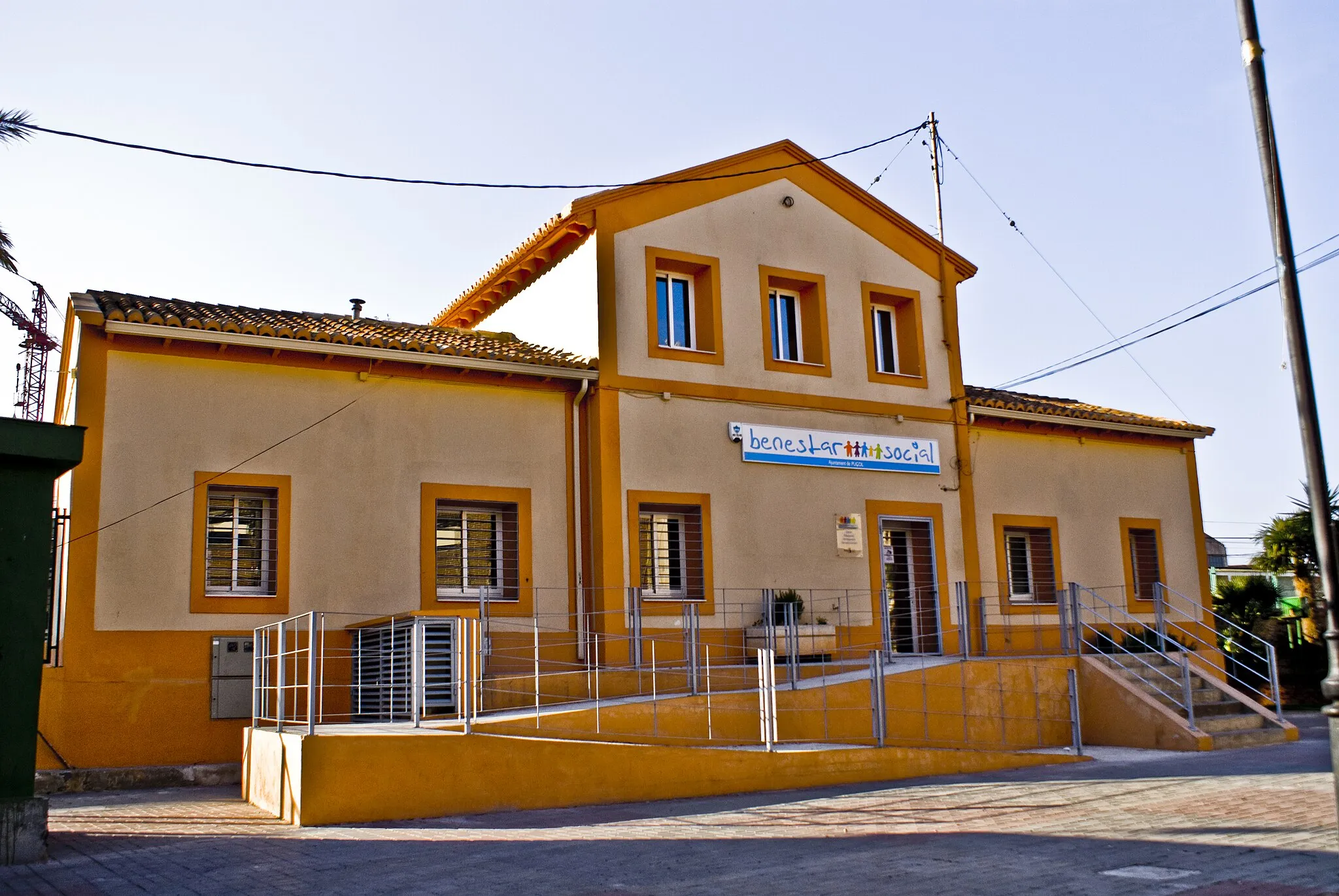 Photo showing: Vista de la façana principal de l'antiga estació de RENFE a Puçol.