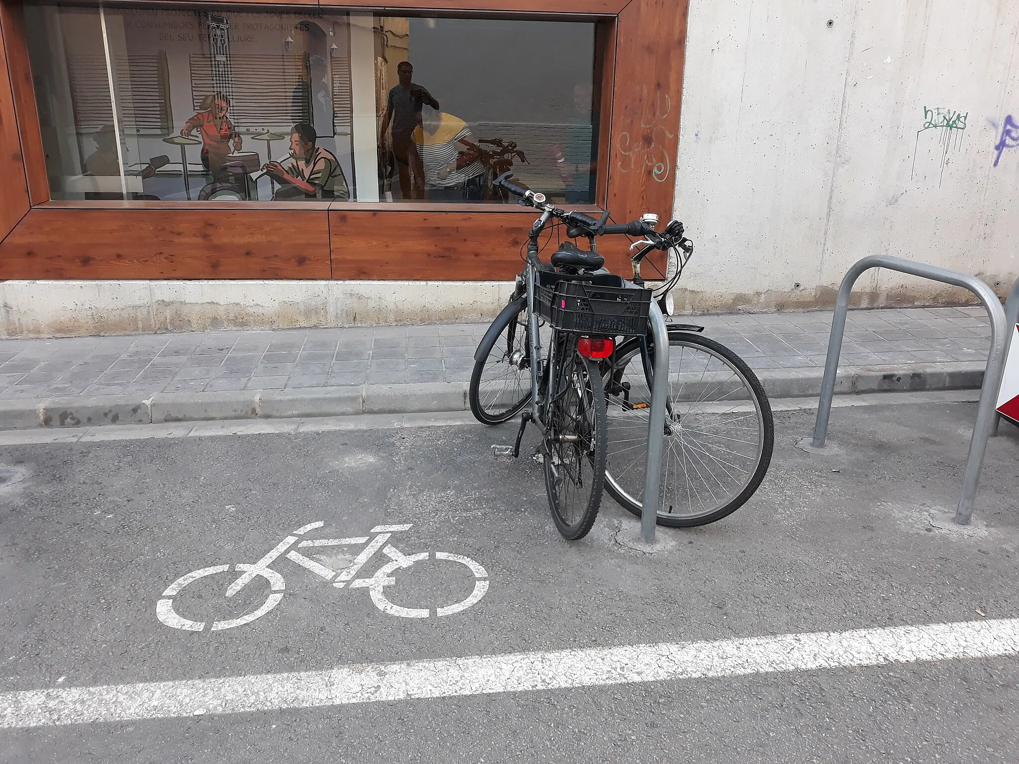 Photo showing: Bicicletas aparcades a l'exterior de Quart Jove