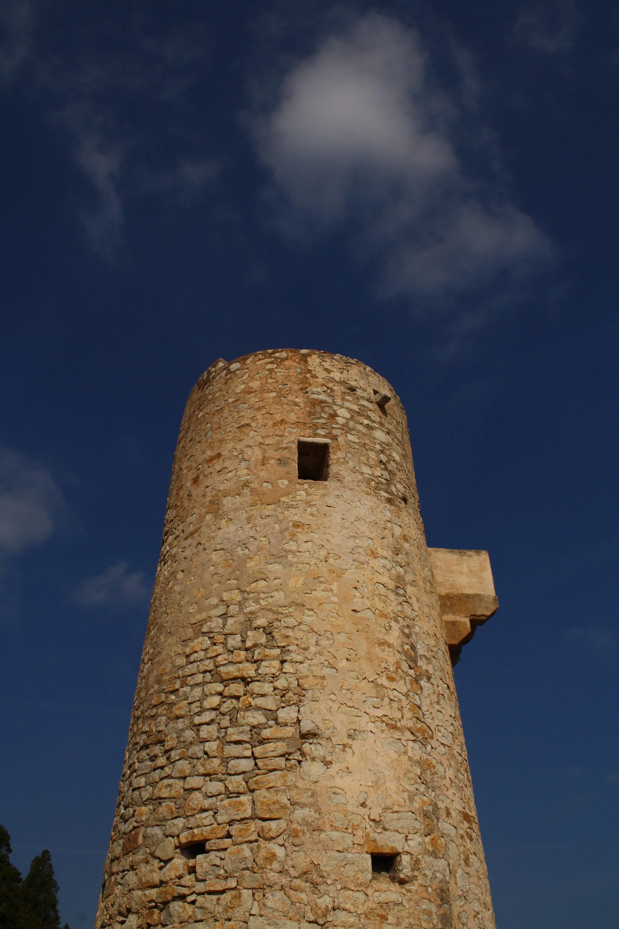 Photo showing: Tavernes de la Valldigna's watchtower, also known as Torre de guaita or Torre de la Vall. It is a registered cultural monument with id number: R-I-51-0010817.