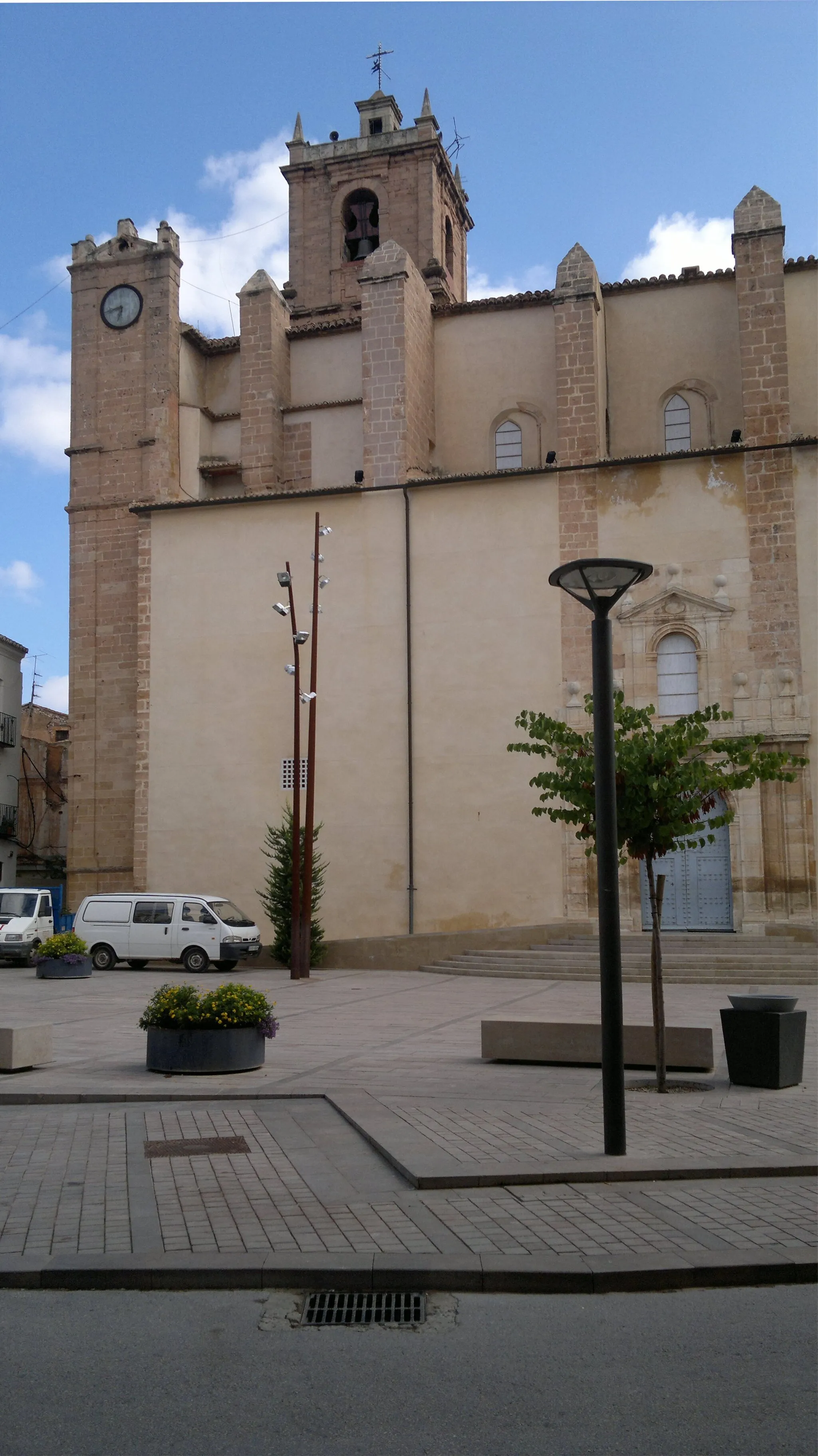 Photo showing: Imagen tomada desde la puerta principal, en la Plaza de la Iglesia de Utiel