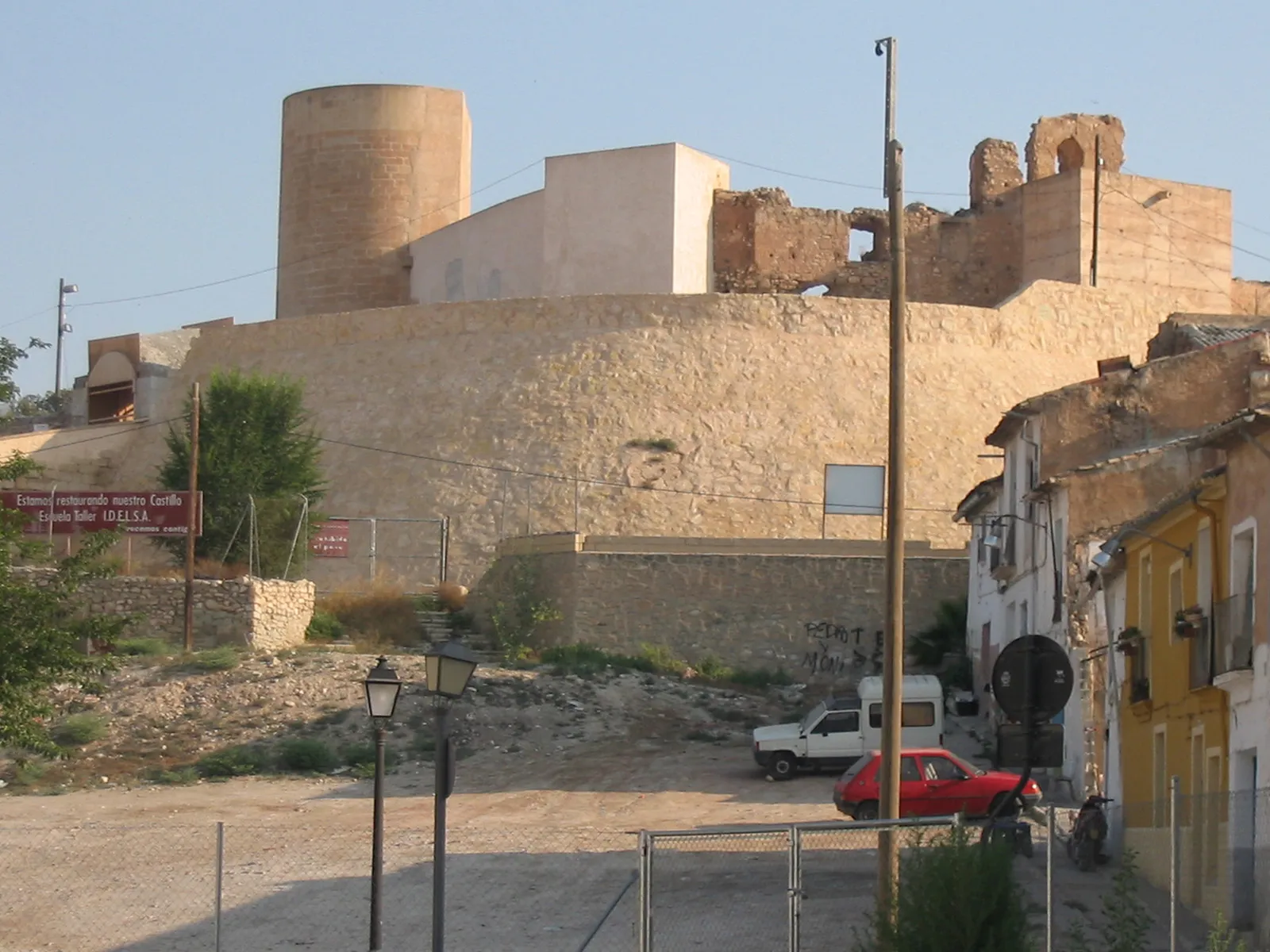 Photo showing: Fotografía del Castillo de Elda desde el parque junto a la Iglesia de Santa Ana de Elda, Alicante, España. Se pueden apreciar las labores de restauración del Castillo.