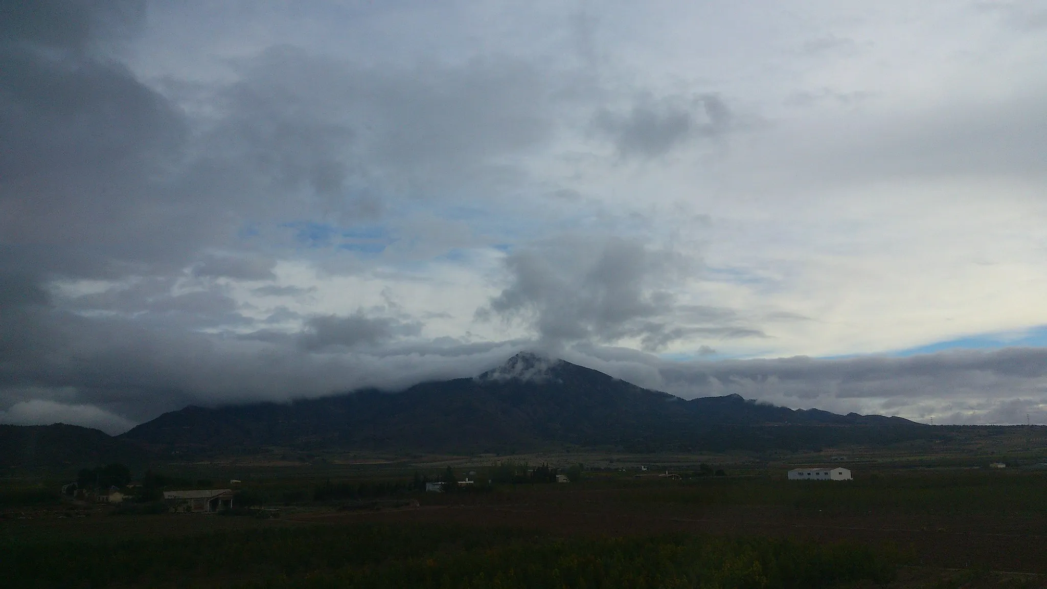 Photo showing: Sierra El Carche desde la autovía A-33