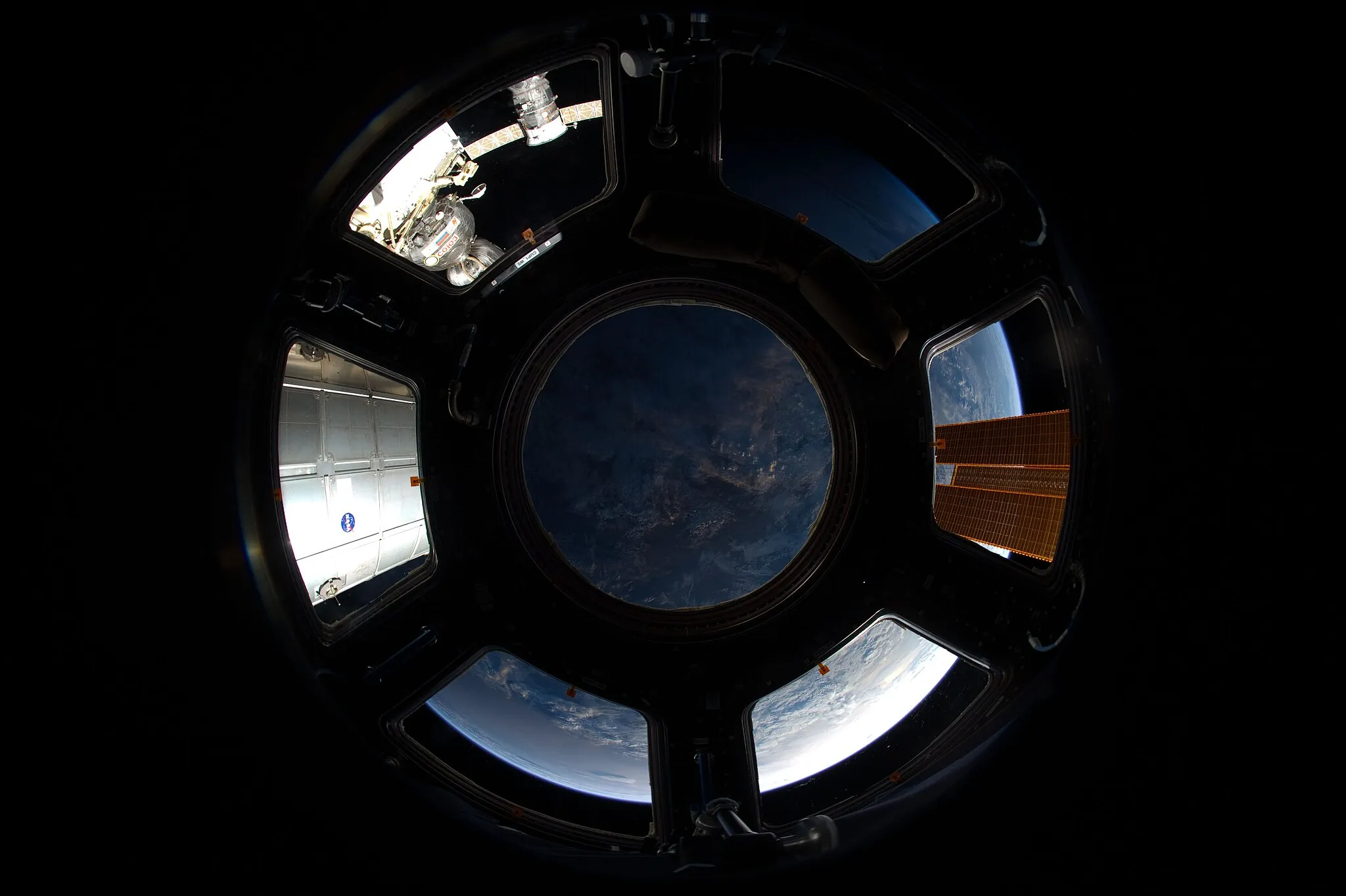 Photo showing: View of Earth taken during ISS Expedition 30.