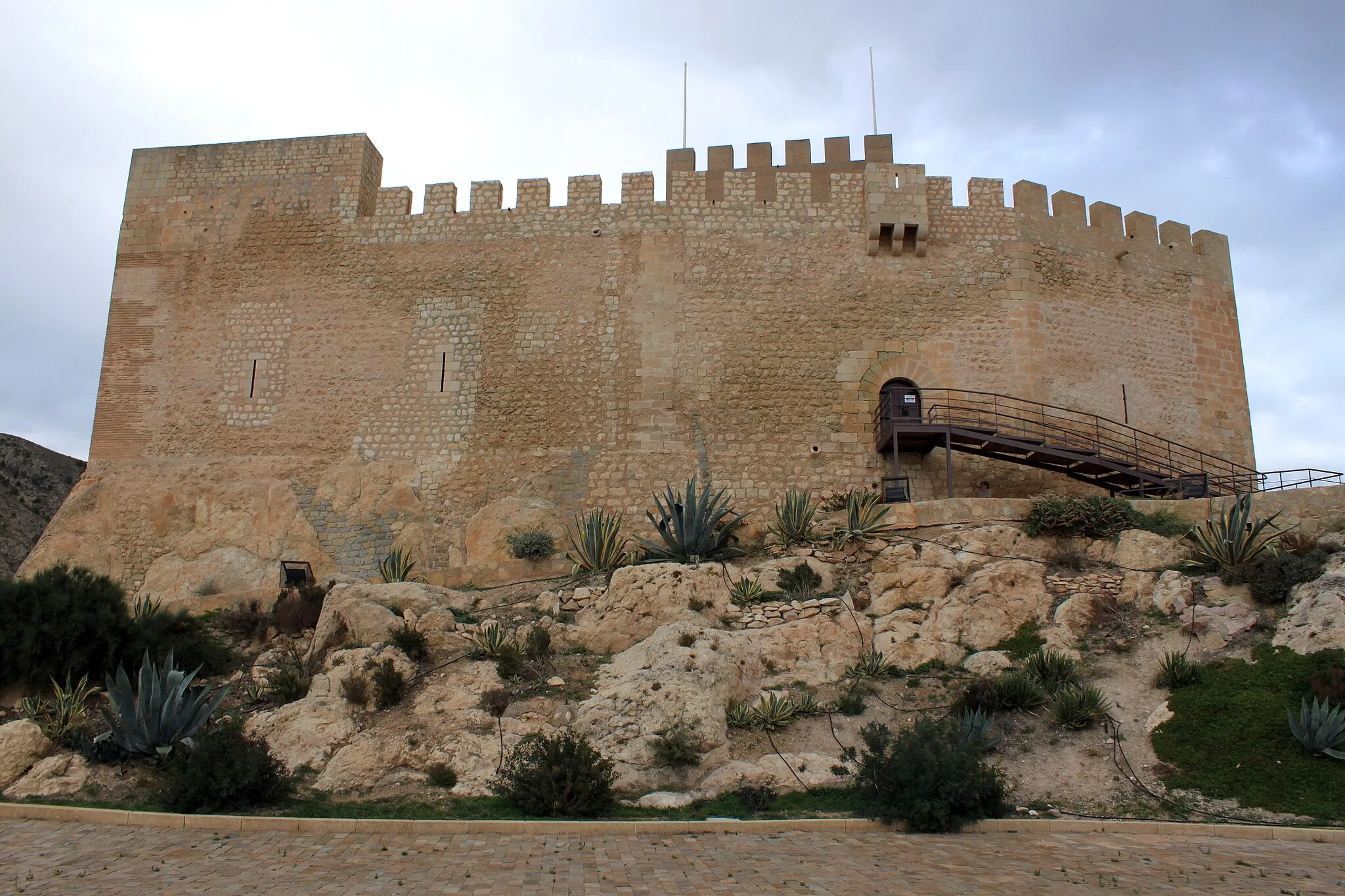 Photo showing: Castillo de Petrer. Vista general de la fortificación. Petrer, provincia de Alicante, Comunidad Valenciana, España.