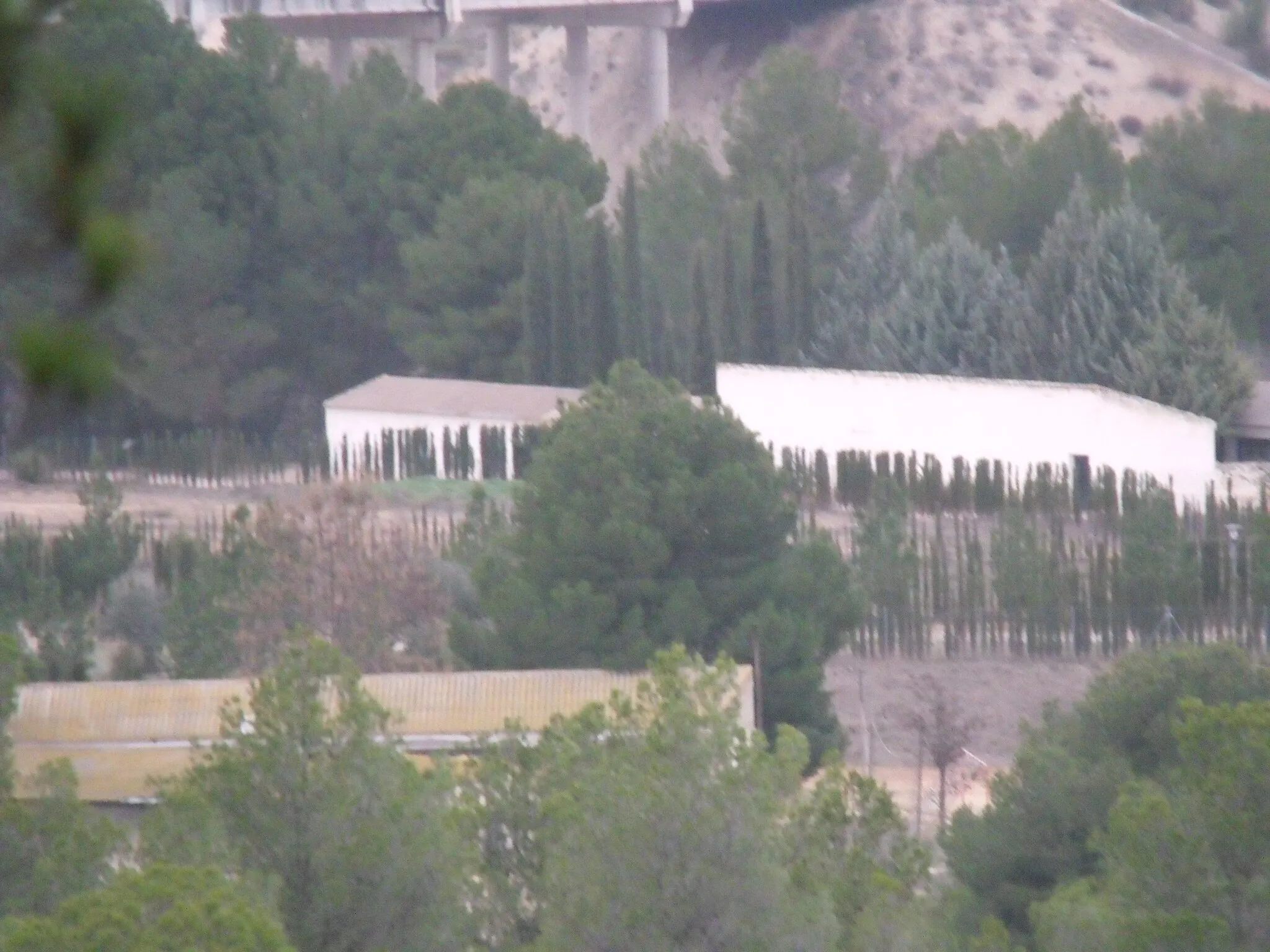 Photo showing: Vista del cementerio de lejos