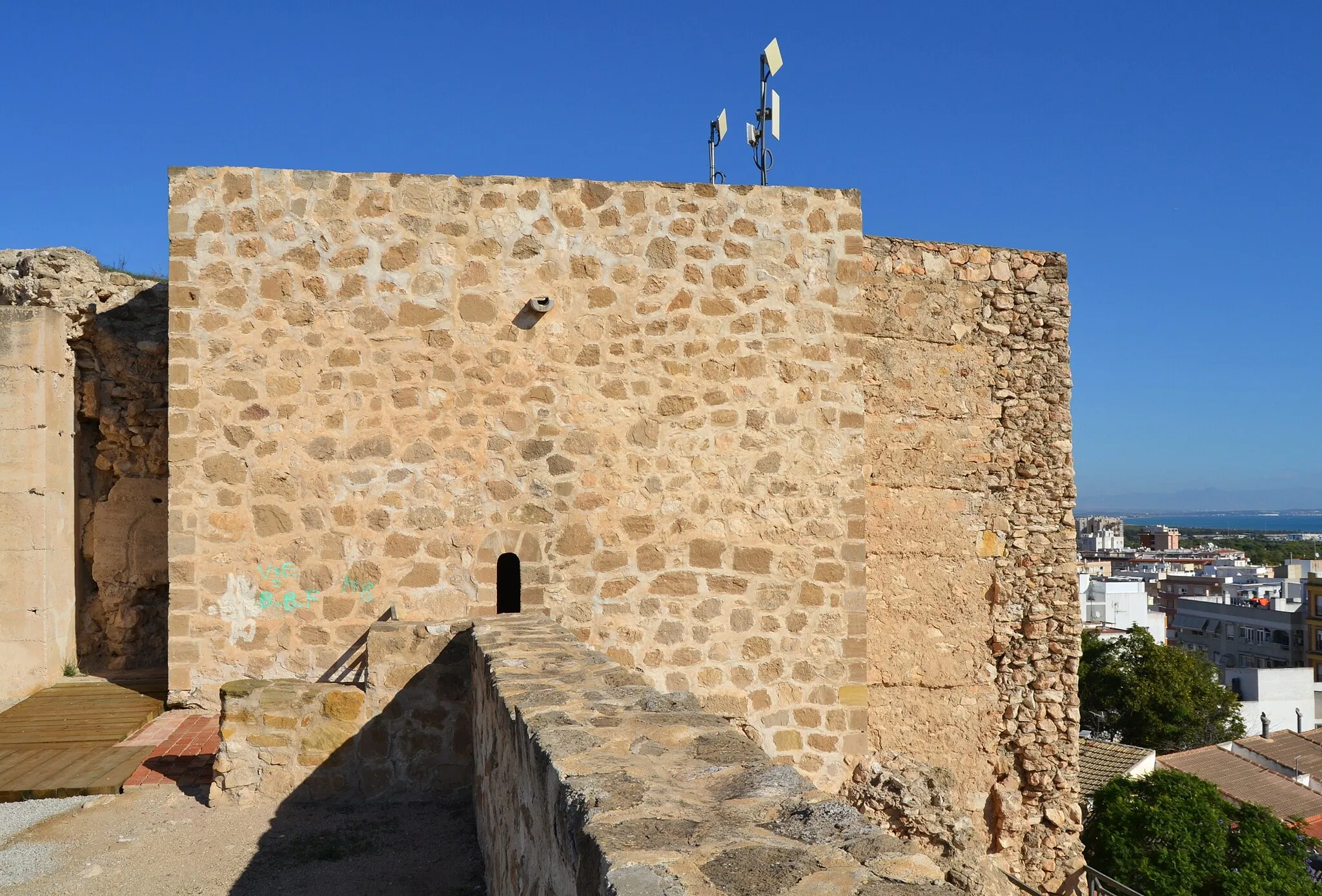 Photo showing: Castell de Guardamar del Segura, baluard de la pólvora o torre de l'homenatge.
