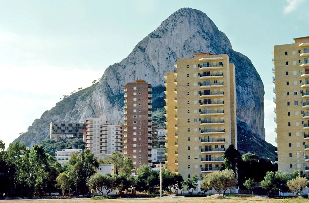 Photo showing: Buildings at La Fossa Beach; beyond, Penyal d'Ifac. Calp, Alicante, Land of Valencia, Spain