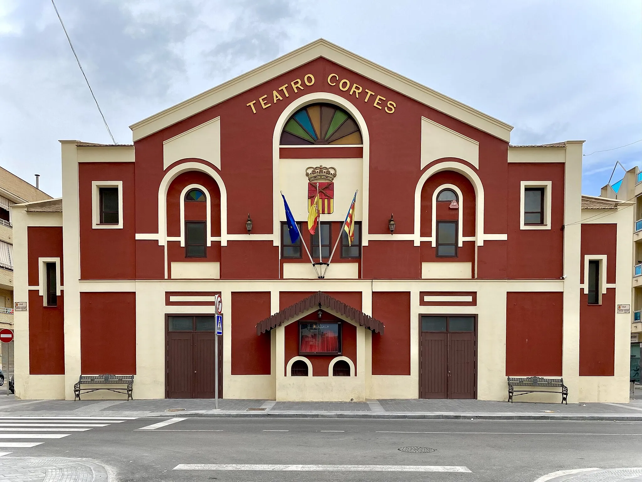Photo showing: Main façade of the Teatro Cortés in Almoradí