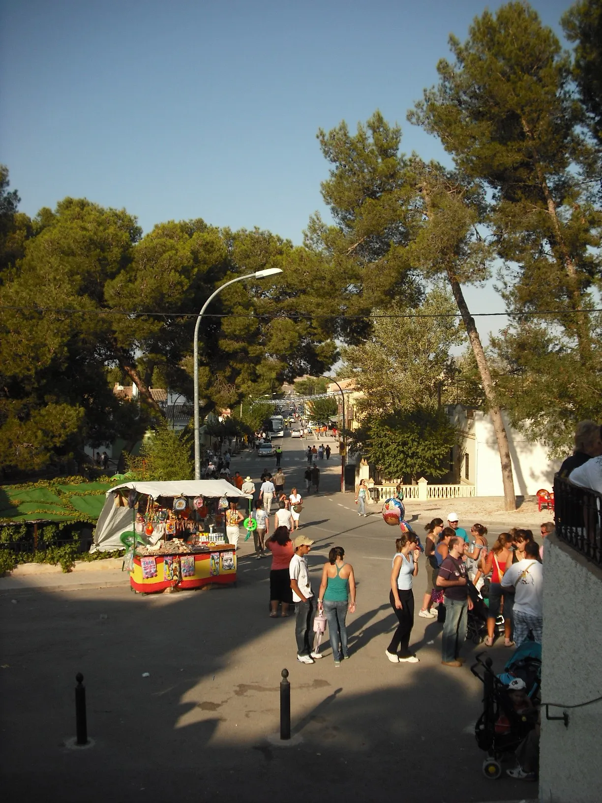 Photo showing: Avenida de la Morenica de Las Virtudes (Villena), momentos después de comenzar la romería previa al inicio de las fiestas de Moros y Cristianos.