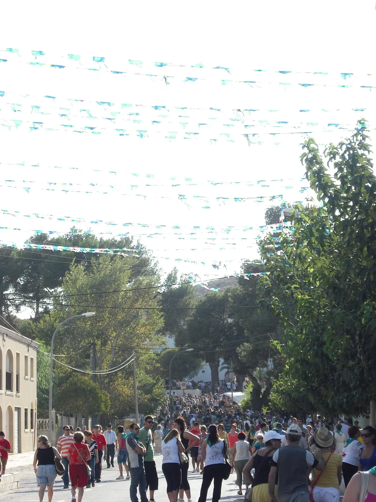 Photo showing: Esperando en la Avenida de la Morencia de Las Virtudes (Villena) el comienzo de la Romería previa al inicio de las fiestas de Moros y Cristianos de Villena.