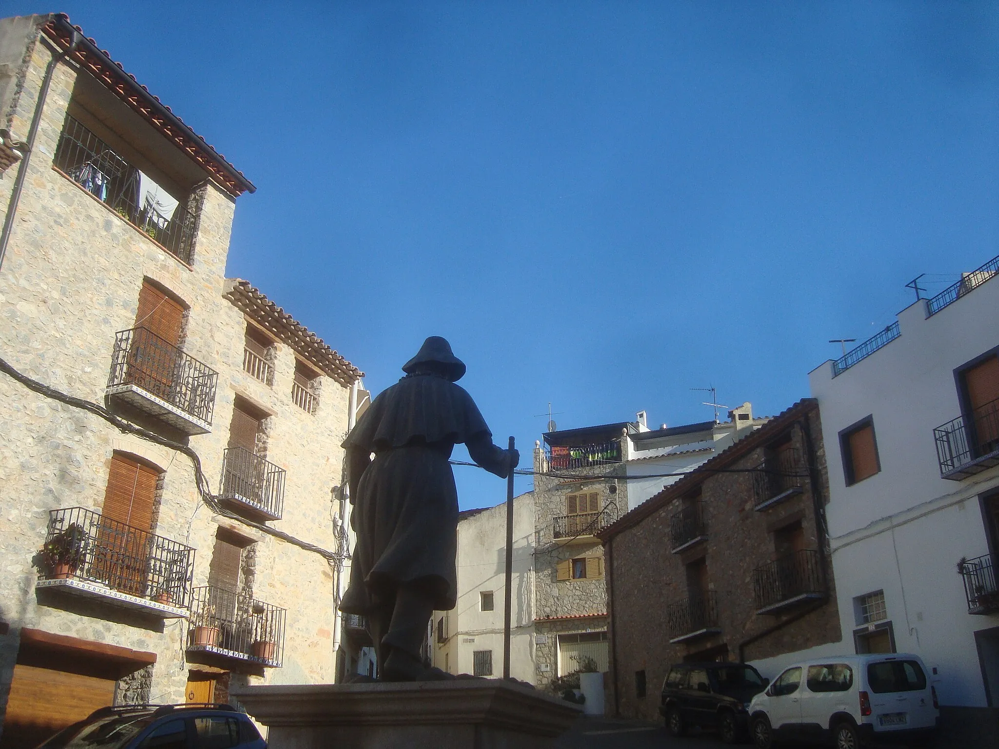 Photo showing: Los Peregrinos de Useras (Els Pelegrins de les Useres en valenciano) es una romería de carácter religioso que se celebra anualmente en la localidad española de Useras, Castellón, el último viernes de abril. Se trata de una peregrinación de unos 70 kilómetros entre la ida y la vuelta de los Pelegrinos desde Les Useres/Useras hasta San Juan de Peñagolosa.