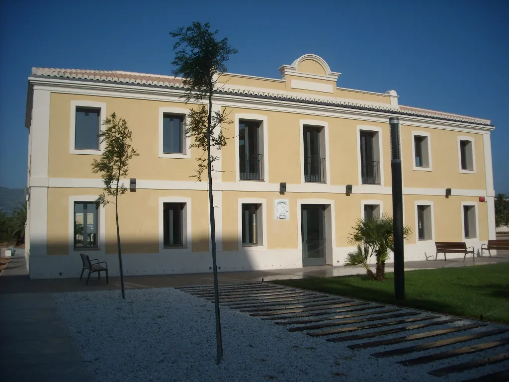 Photo showing: Quarter of the Carabiners, Safor, Xeraco Beach, Valencia- restored during 2010 and 2011. The headquarters serving the function of housing, protection and concentration of members of the former Military Police Corps dissolved by the Franco regime and responsible for monitoring mediterranian costs.