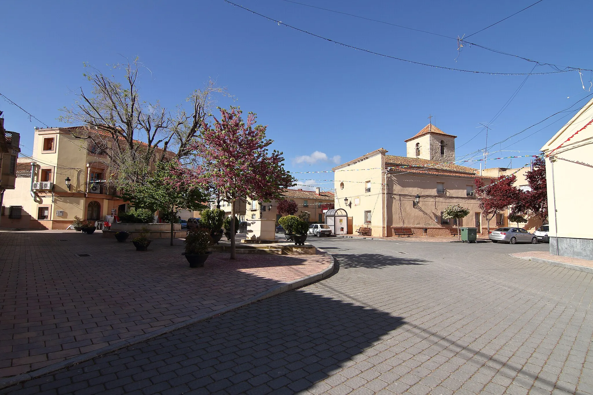 Photo showing: Pozo-Lorente, plaza Ayuntamiento e Iglesia