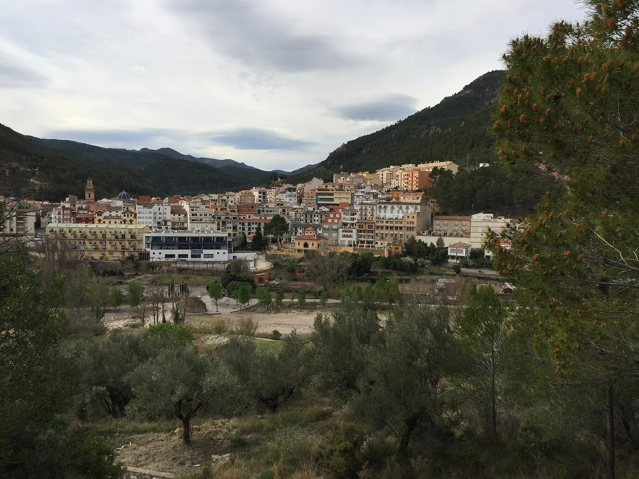 Photo showing: Le village comporte des établissements de bains alimentés par les sources thermales.